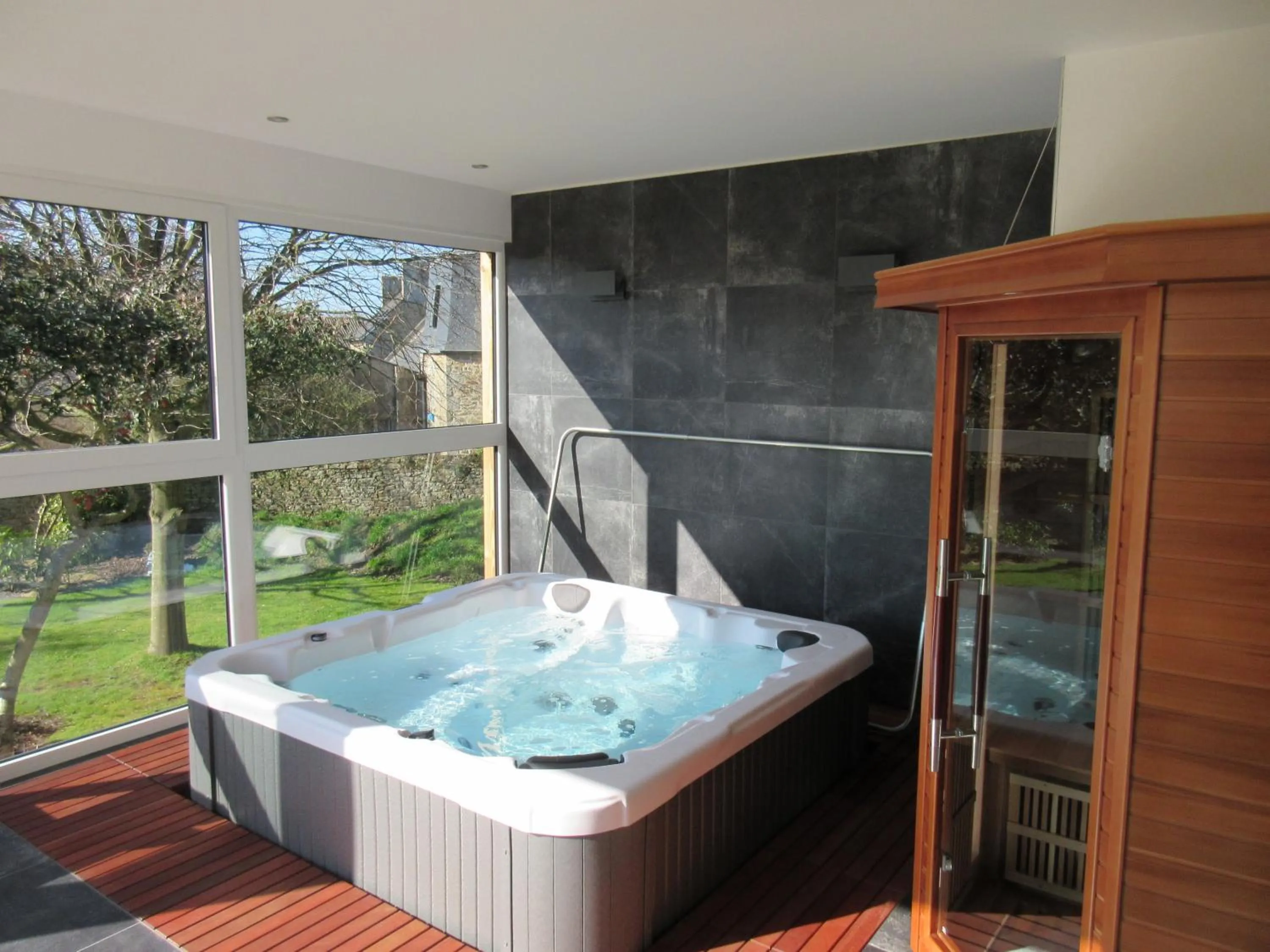 Hot Tub in Le Vieux Couvent & SPA