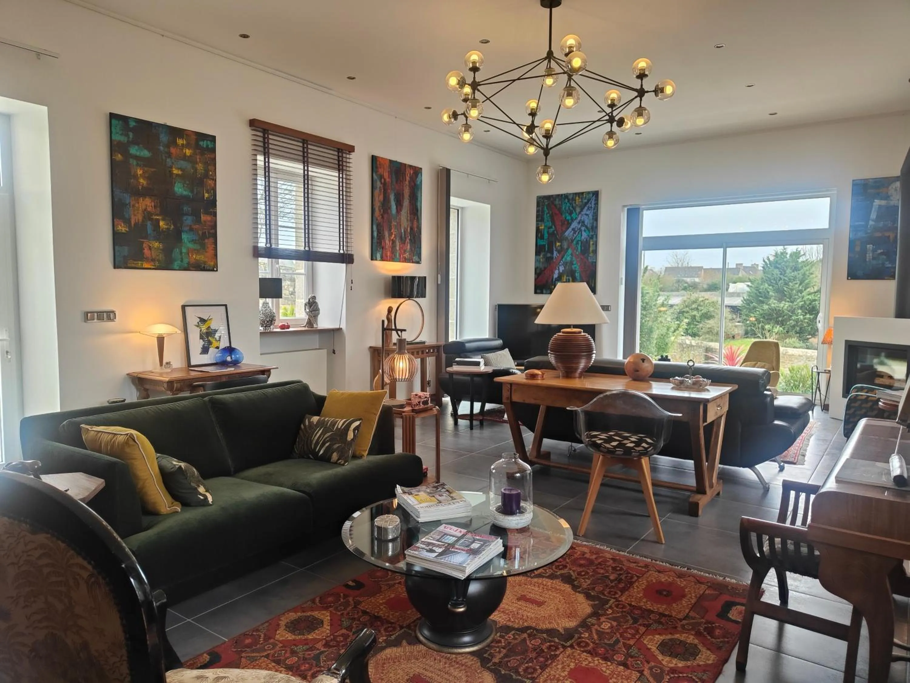 Communal lounge/ TV room in Le Vieux Couvent & SPA