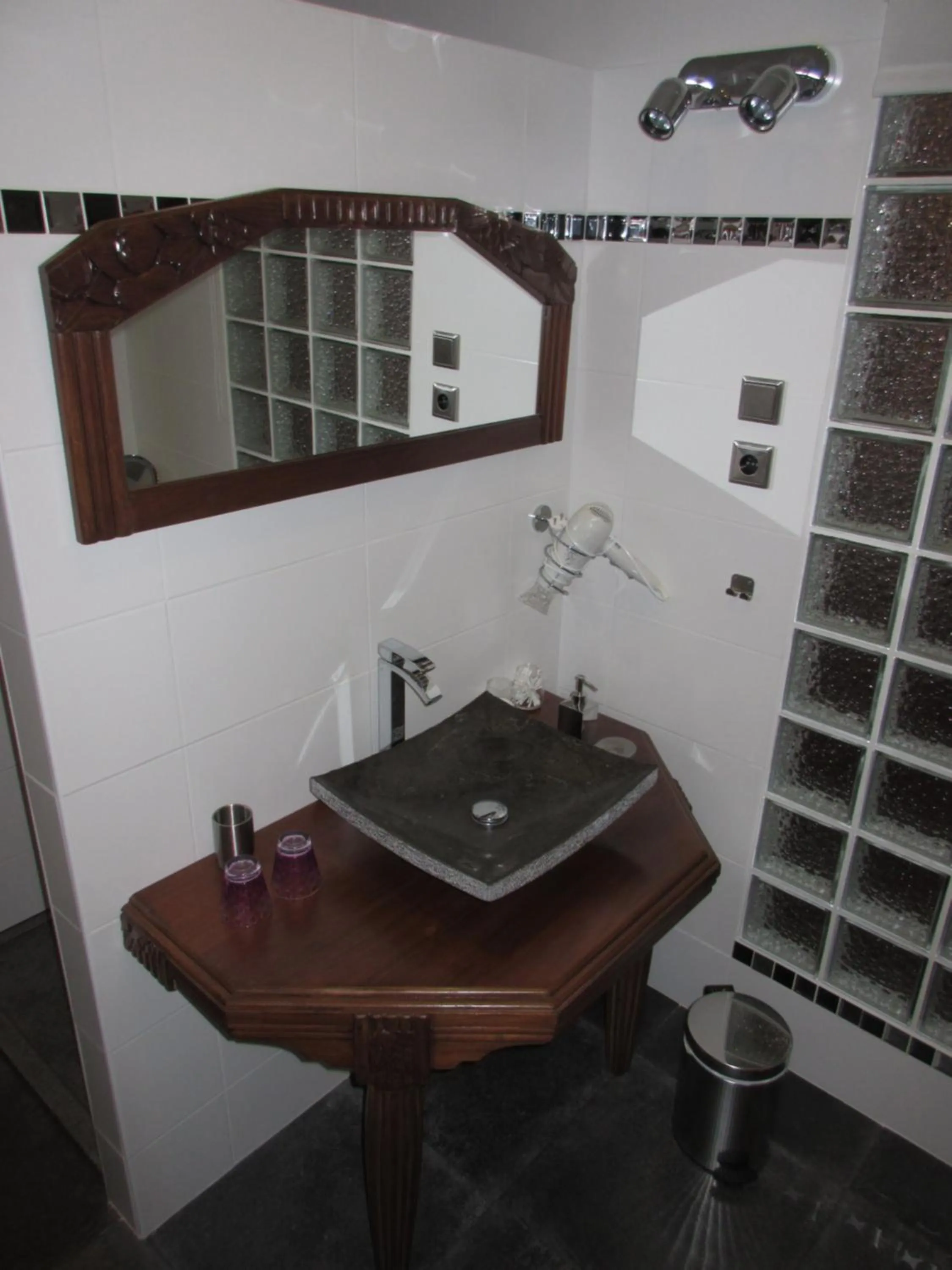 Bathroom in Le Vieux Couvent & SPA