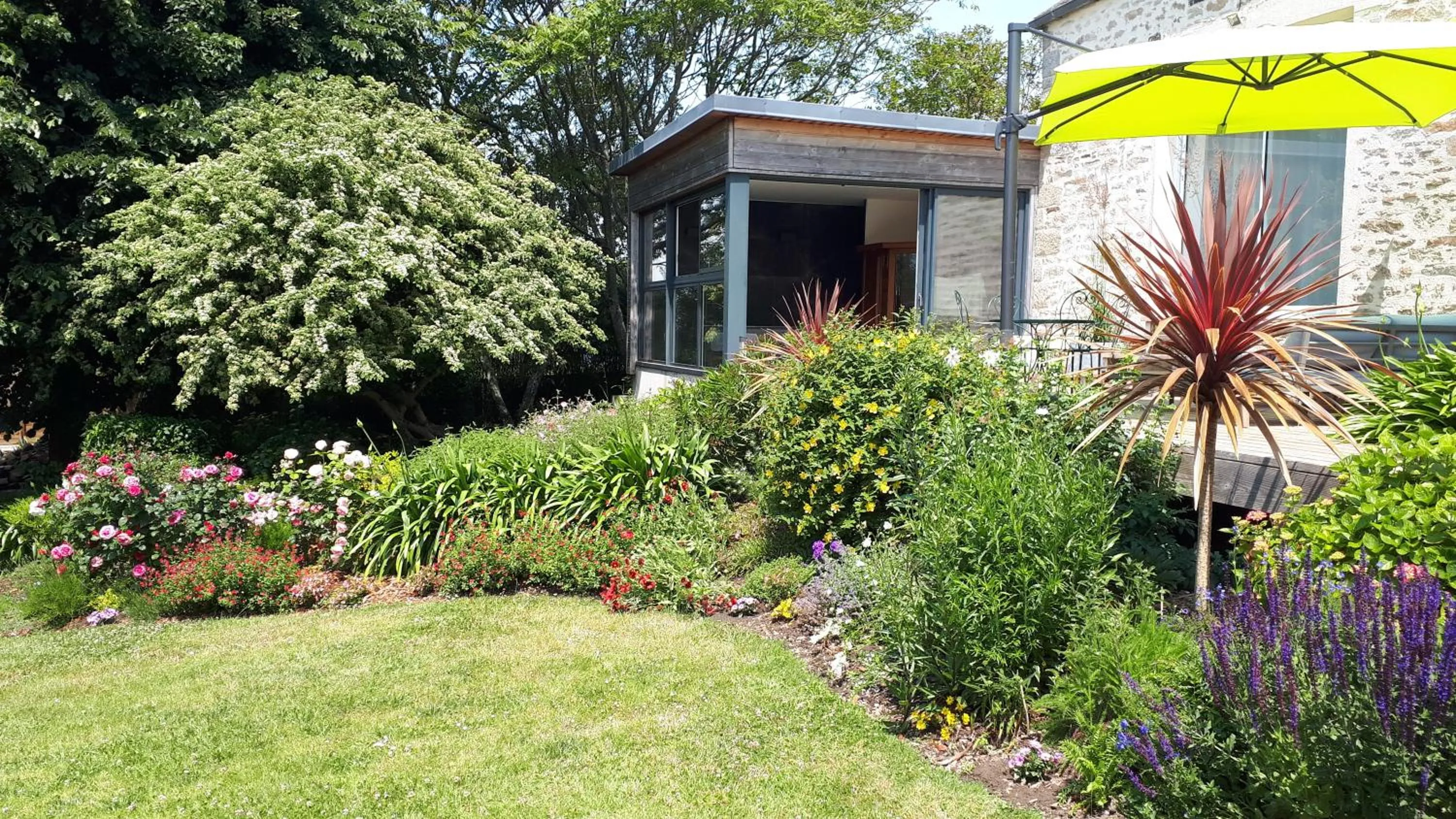 Patio in Le Vieux Couvent & SPA