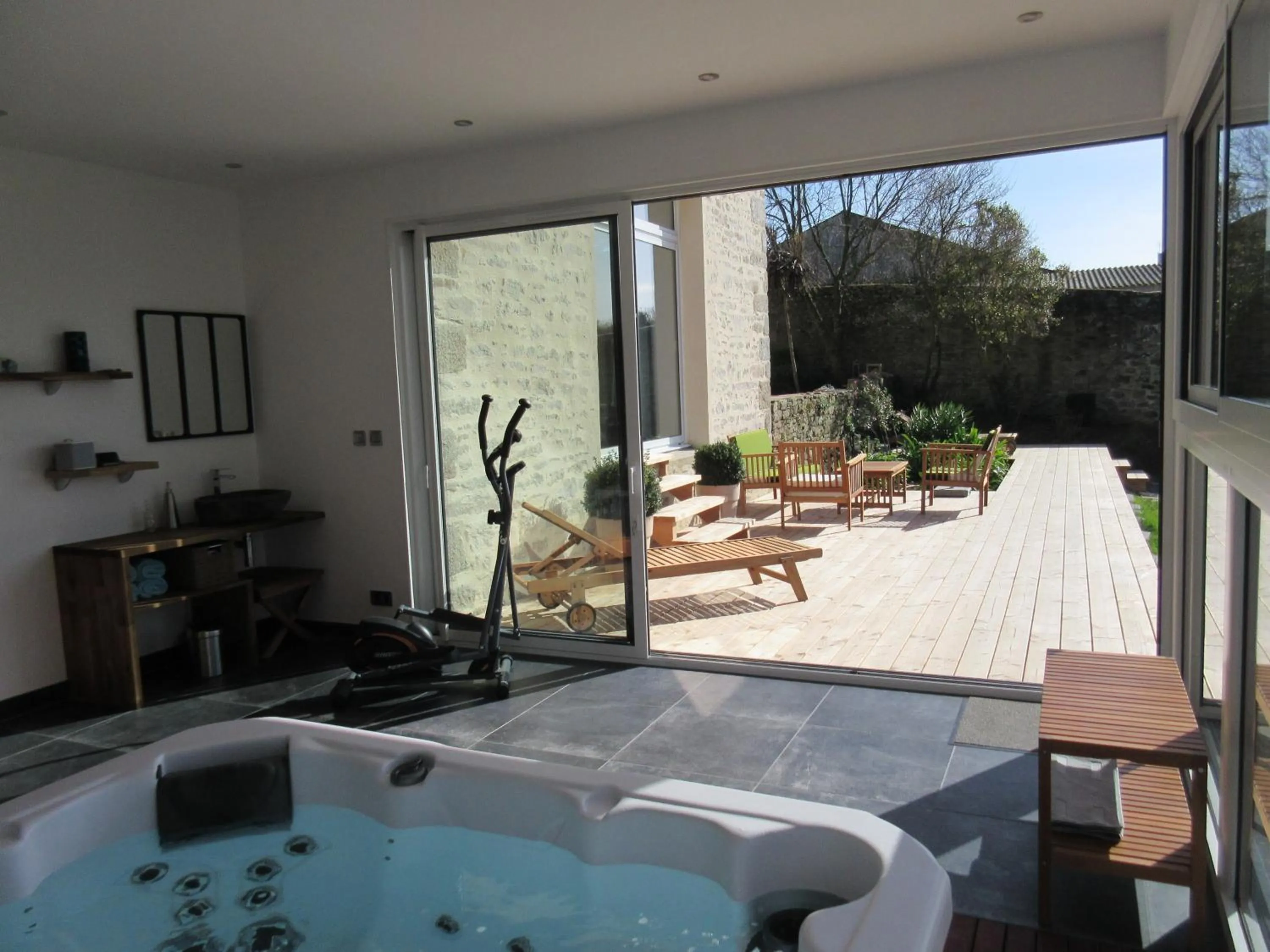 Patio in Le Vieux Couvent & SPA