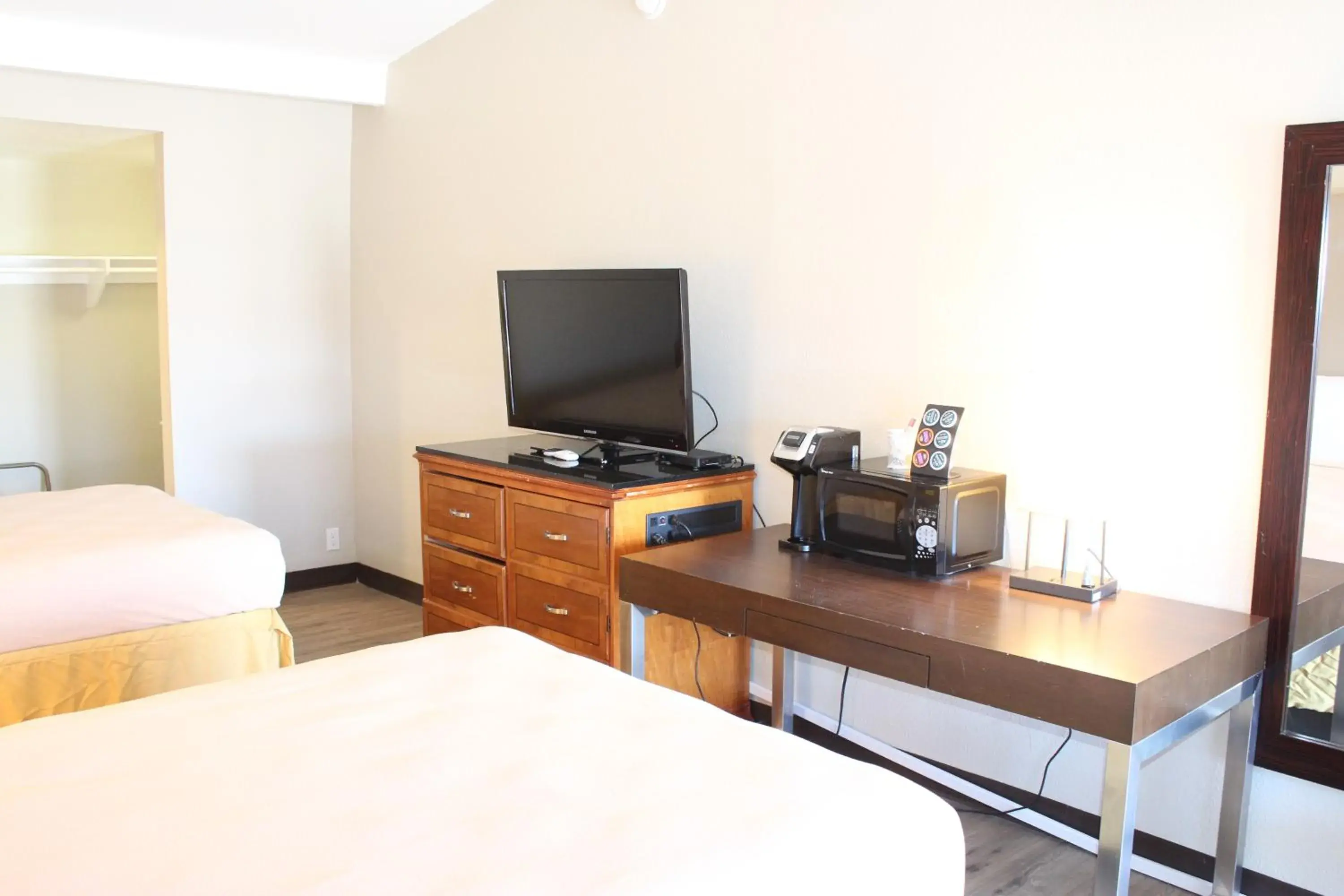 Coffee/tea facilities, Bed in Travelodge by Wyndham Blythe Coffee/tea facilities, Bed in Travelodge by Wyndham Blythe