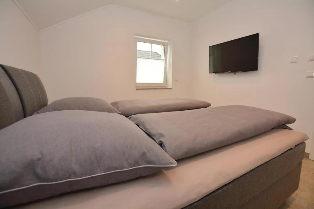 Property building, Bed in Ferienhaus Merzijana