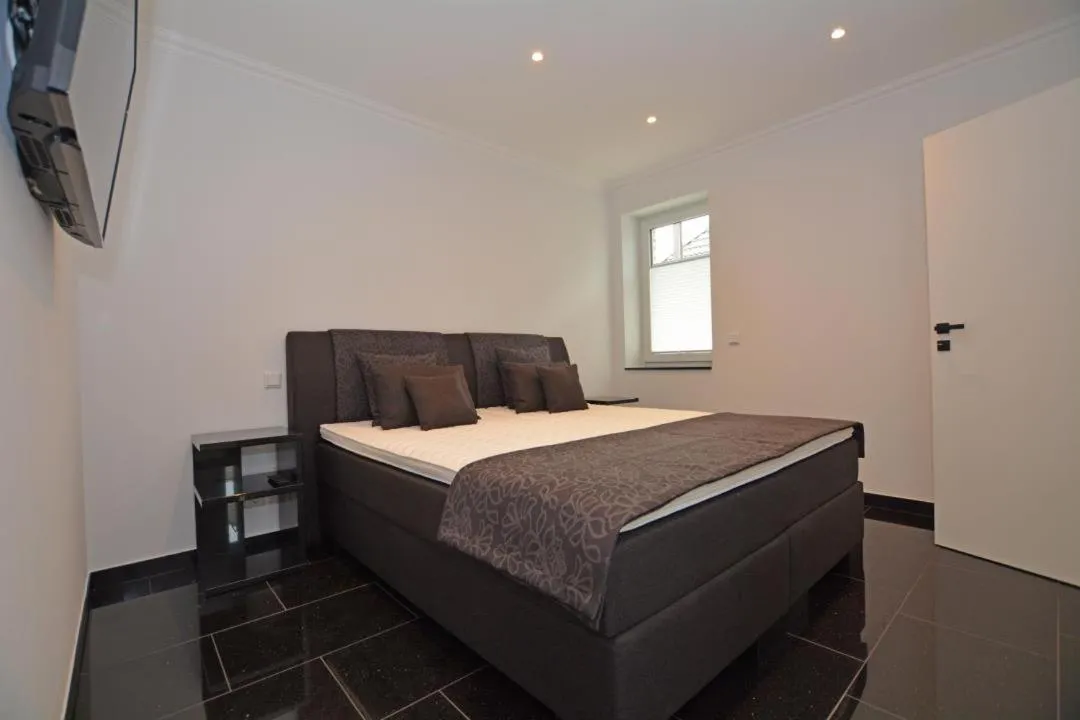 Property building, Bed in Ferienhaus Merzijana