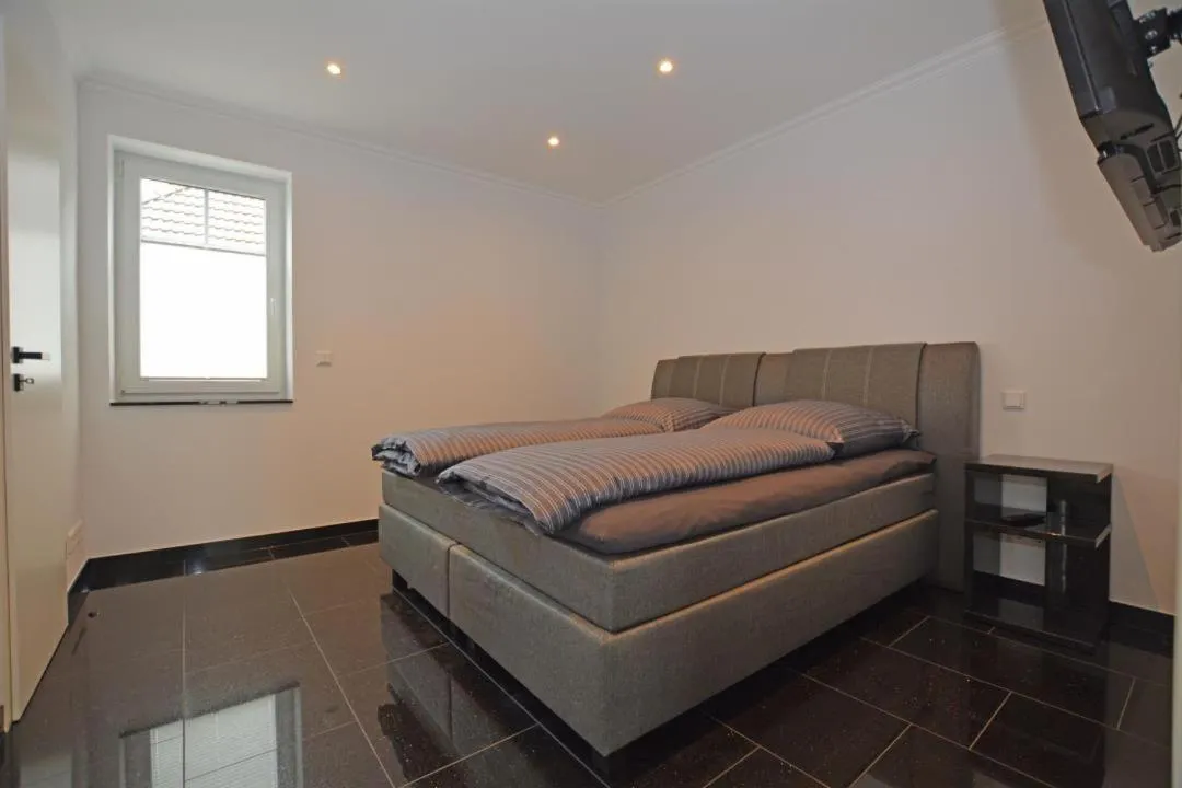 Property building, Bed in Ferienhaus Merzijana