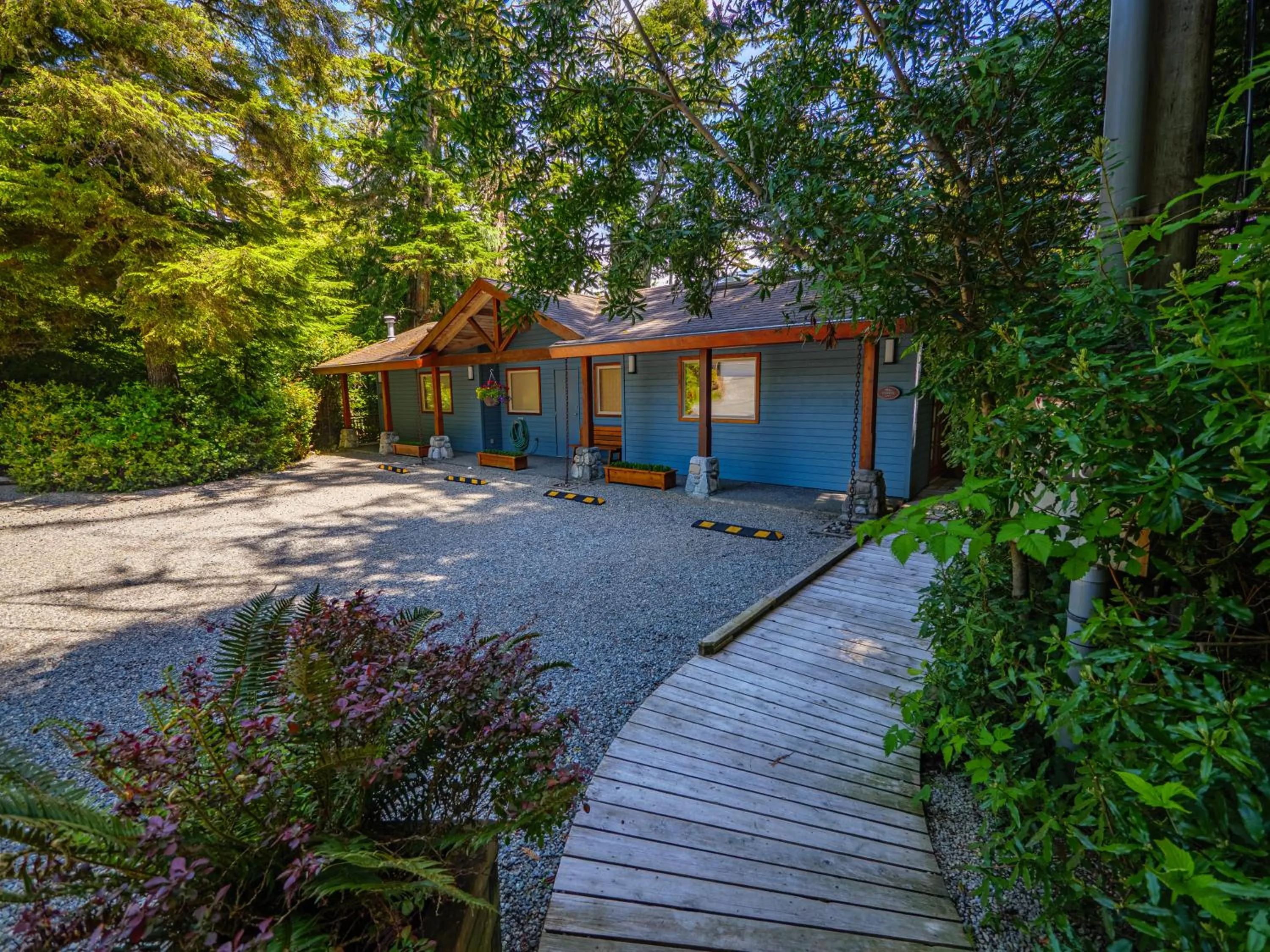 Property building in Snug Harbour Inn