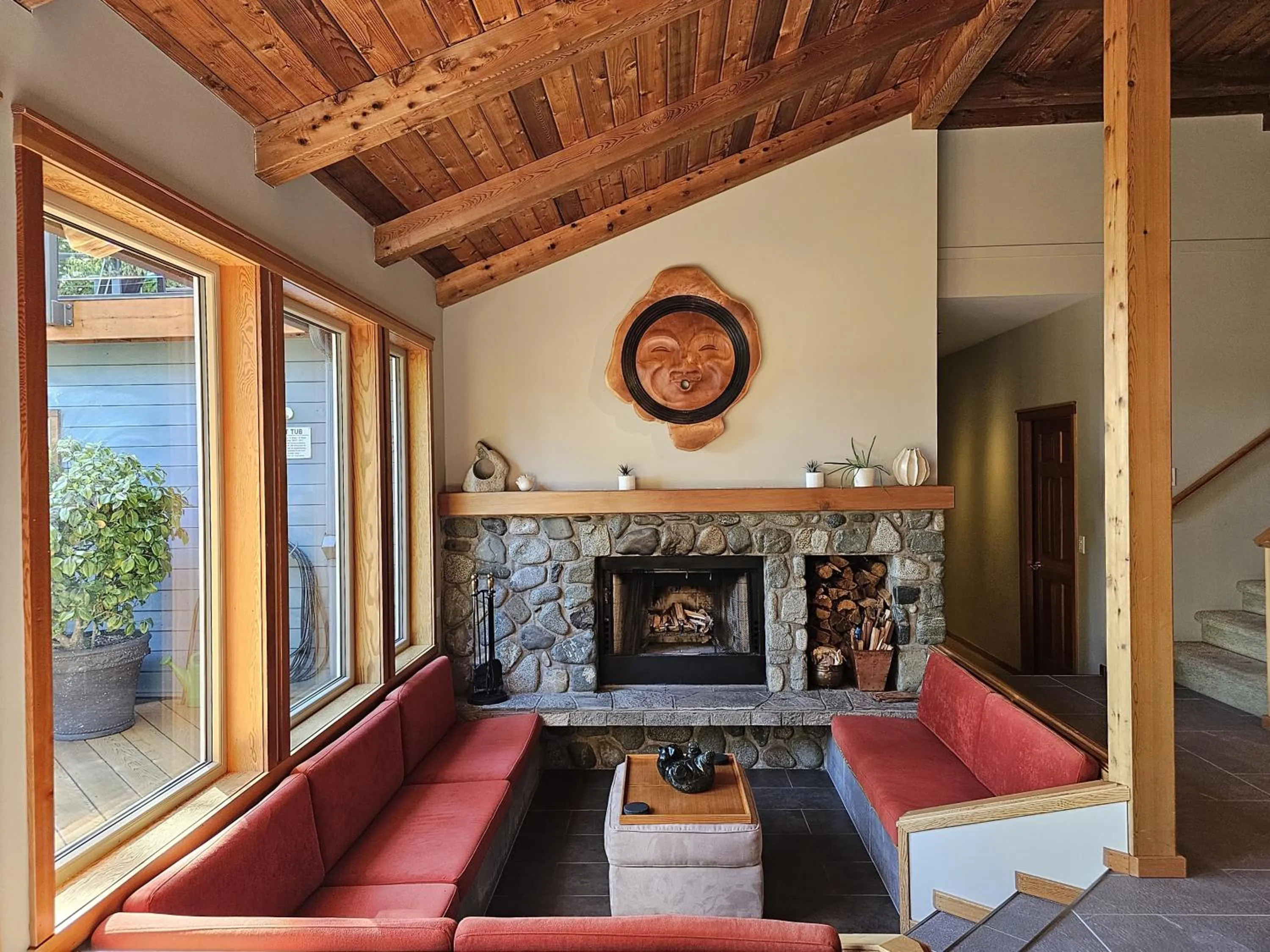 Communal lounge/ TV room in Snug Harbour Inn