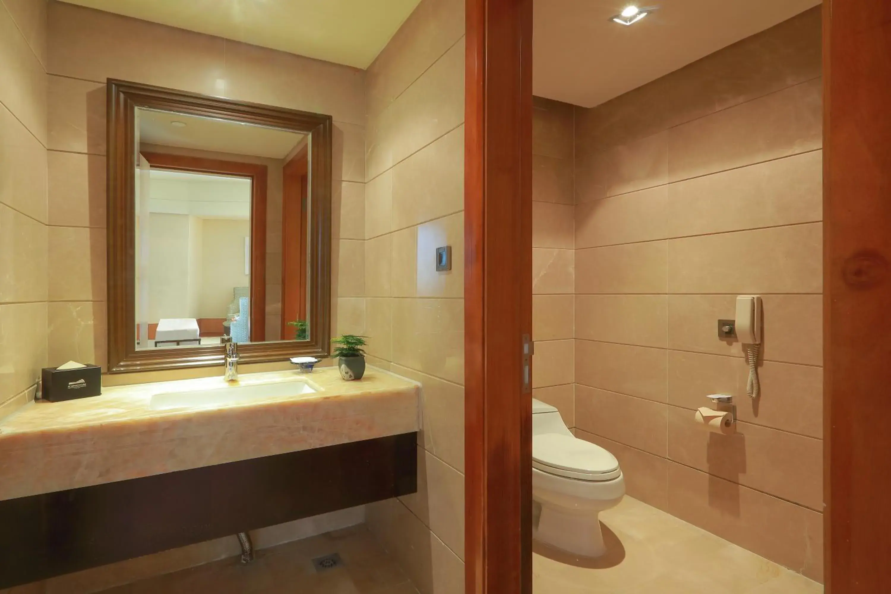 Toilet in Xiamen International Conference Center Hotel Prime Seaview Hotel Toilet in Xiamen International Conference Center Hotel Prime Seaview Hotel