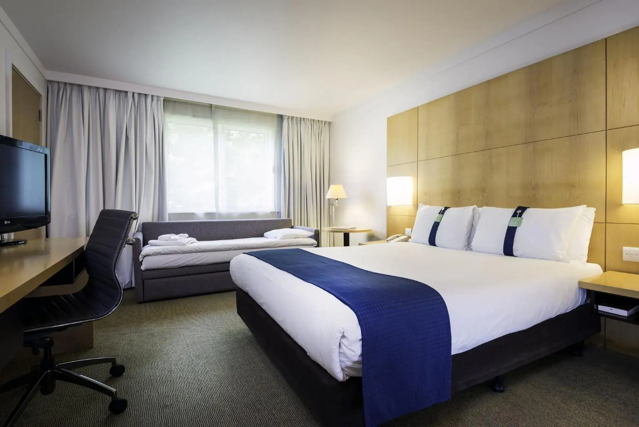 Standard Double Room with Sofa Bed in Holiday Inn Oxford by IHG Standard Double Room with Sofa Bed in Holiday Inn Oxford by IHG