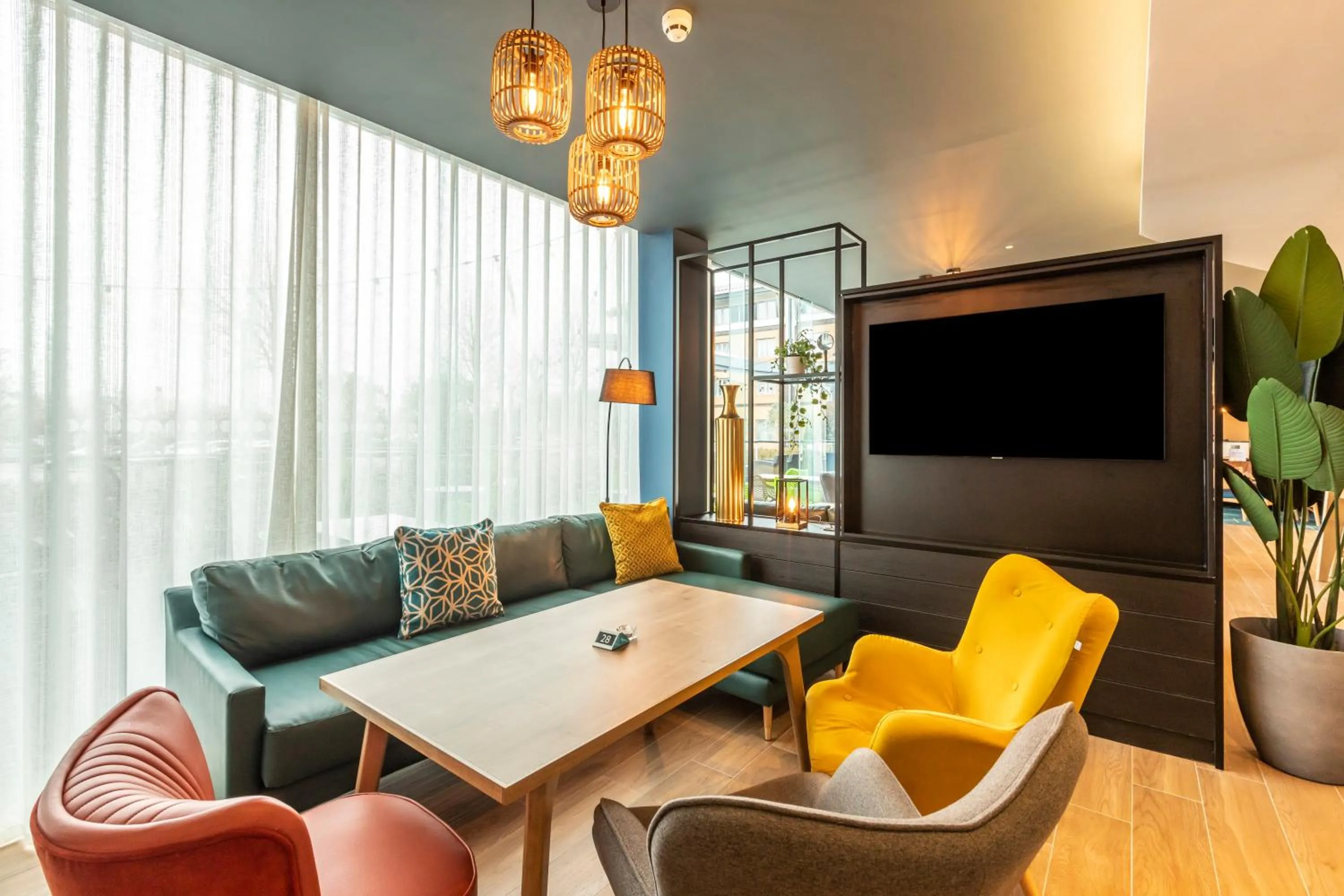 Lounge or bar in Holiday Inn Oxford by IHG