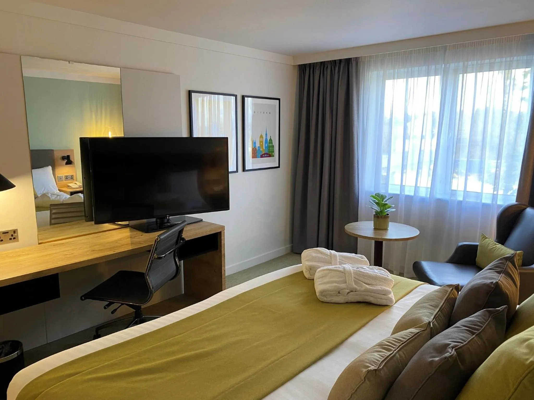 Photo of the whole room, Bed in Holiday Inn Oxford by IHG