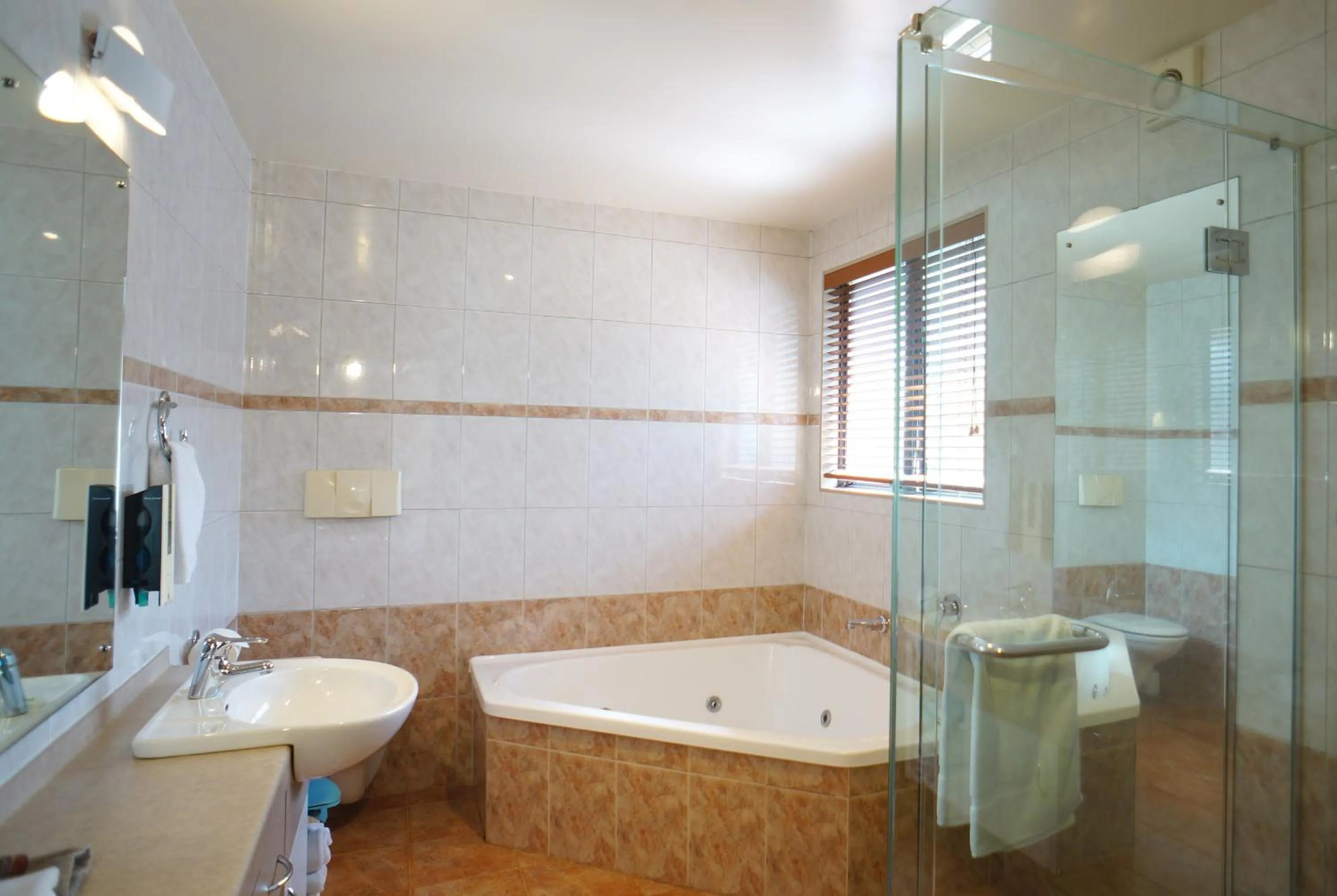 Cornwall Park Motor Inn