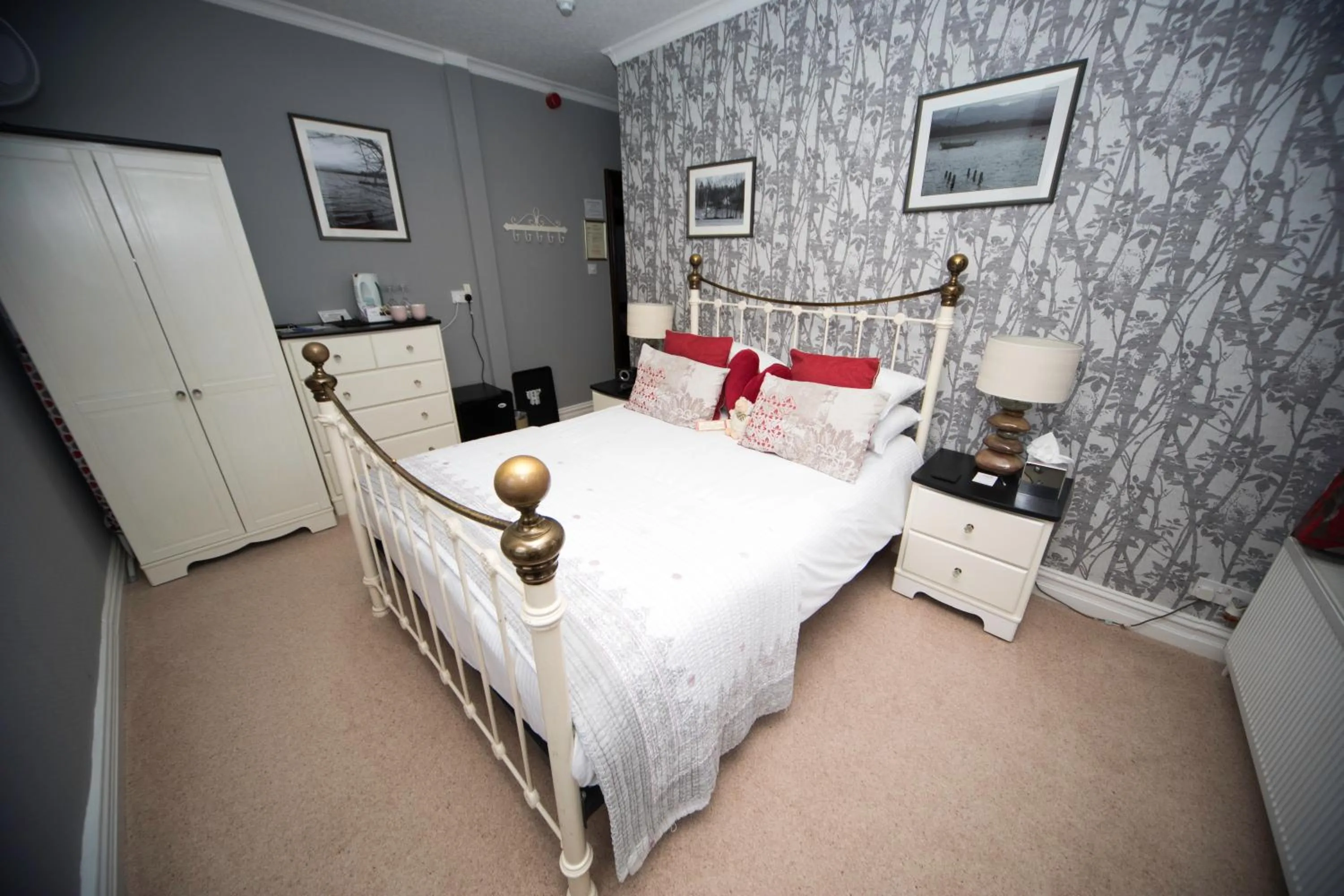 Bed in Glenville House - Adults Only - Incl FREE off-site health club with swimming pool, hot tub, sauna & steam room