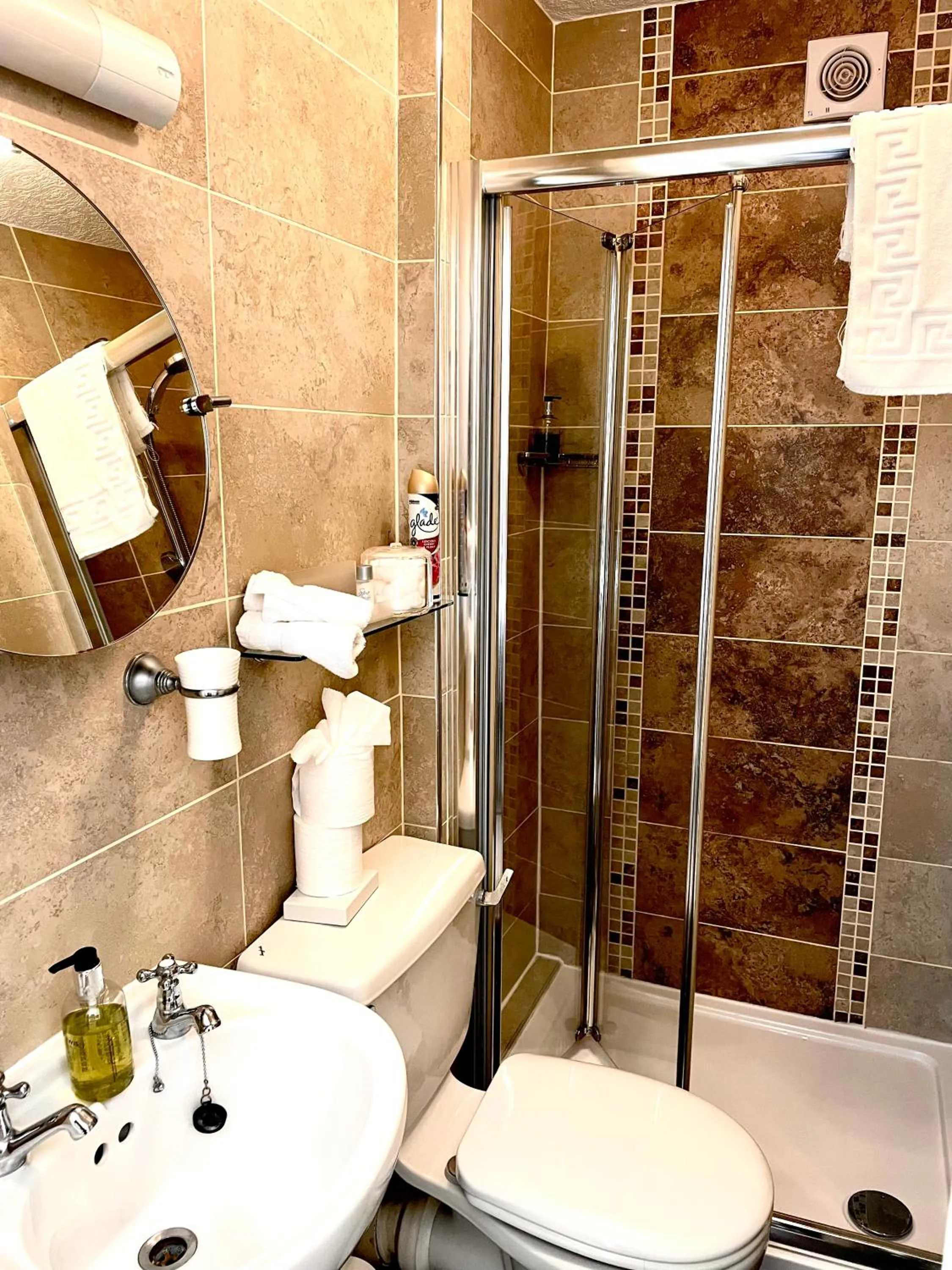 Glenville House - Adults Only - Incl FREE off-site health club with swimming pool, hot tub, sauna & steam room