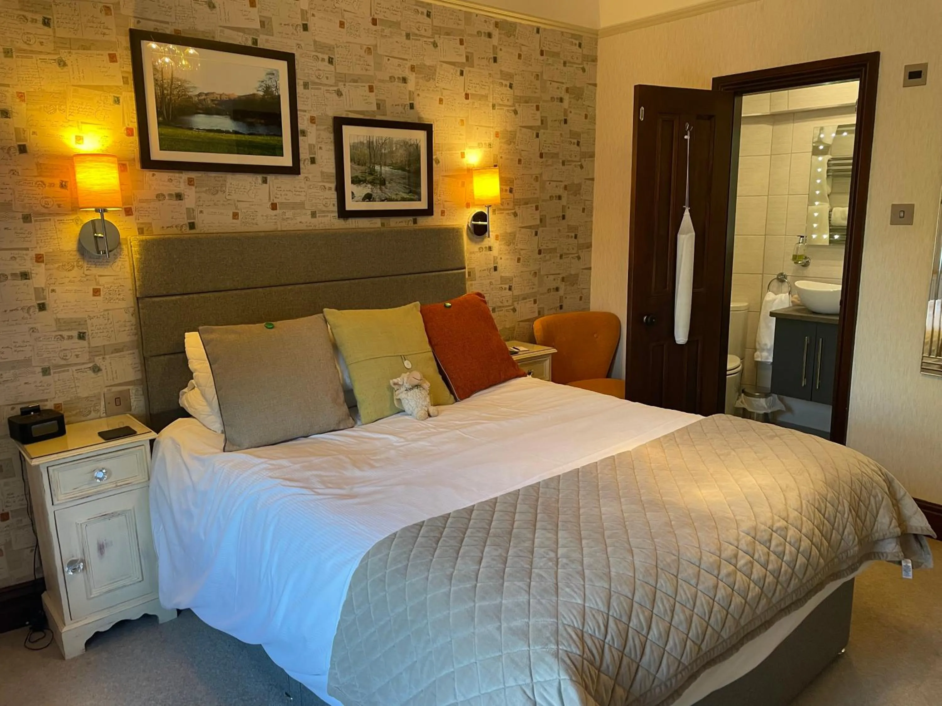 Bed in Glenville House - Adults Only - Incl FREE off-site health club with swimming pool, hot tub, sauna & steam room