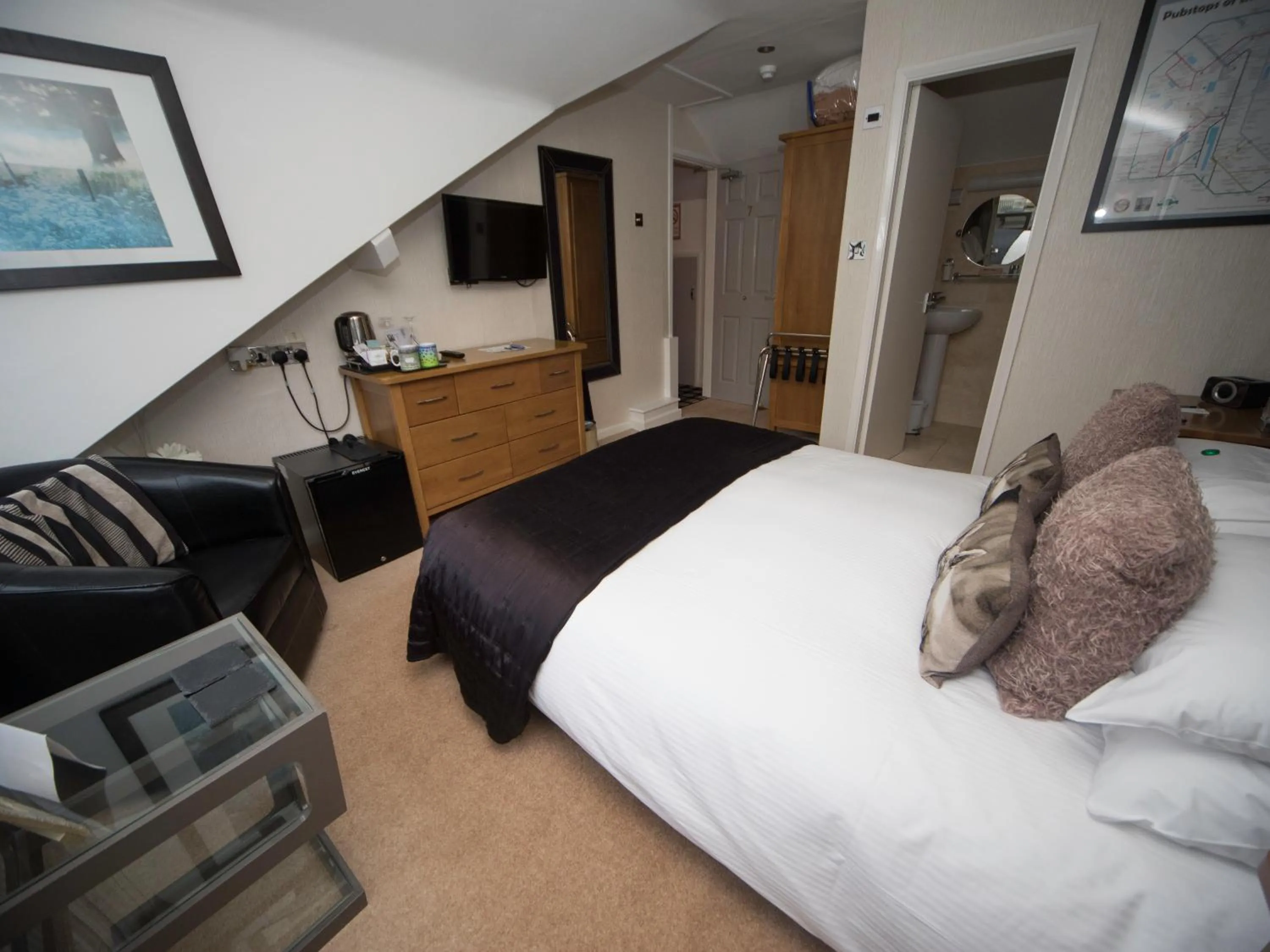 Bed in Glenville House - Adults Only - Incl FREE off-site health club with swimming pool, hot tub, sauna & steam room