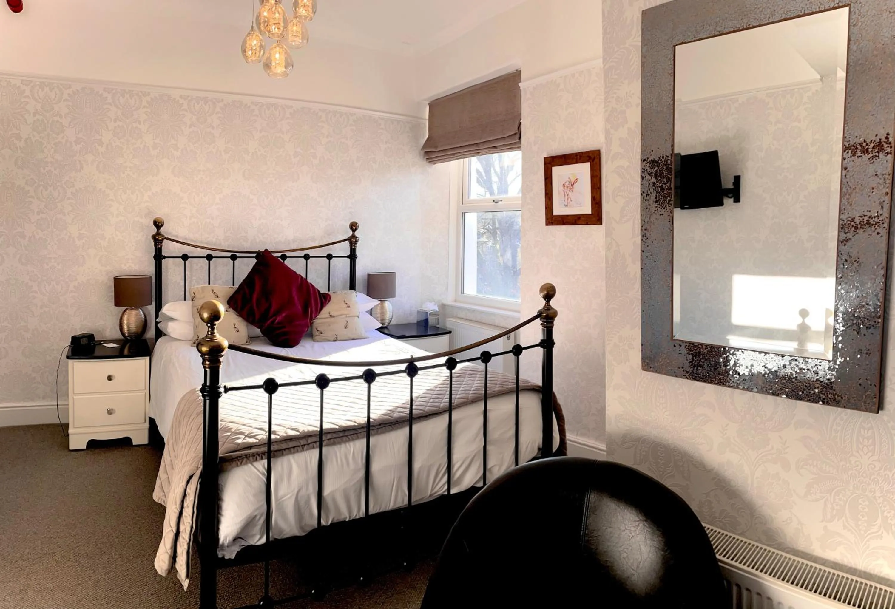 Bed in Glenville House - Adults Only - Incl FREE off-site health club with swimming pool, hot tub, sauna & steam room