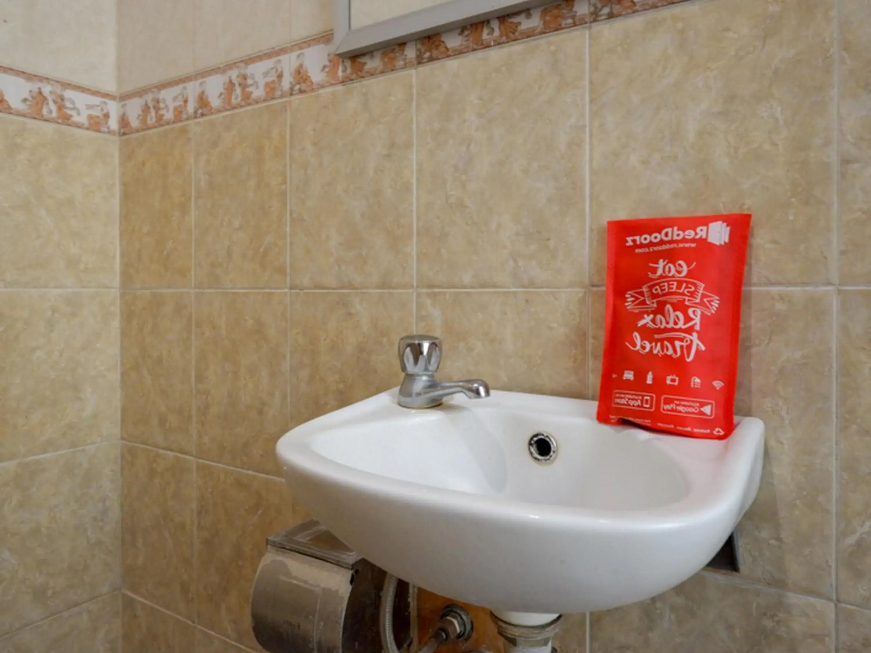 Bathroom in RedDoorz near Tugu Yogyakarta Bathroom in RedDoorz near Tugu Yogyakarta