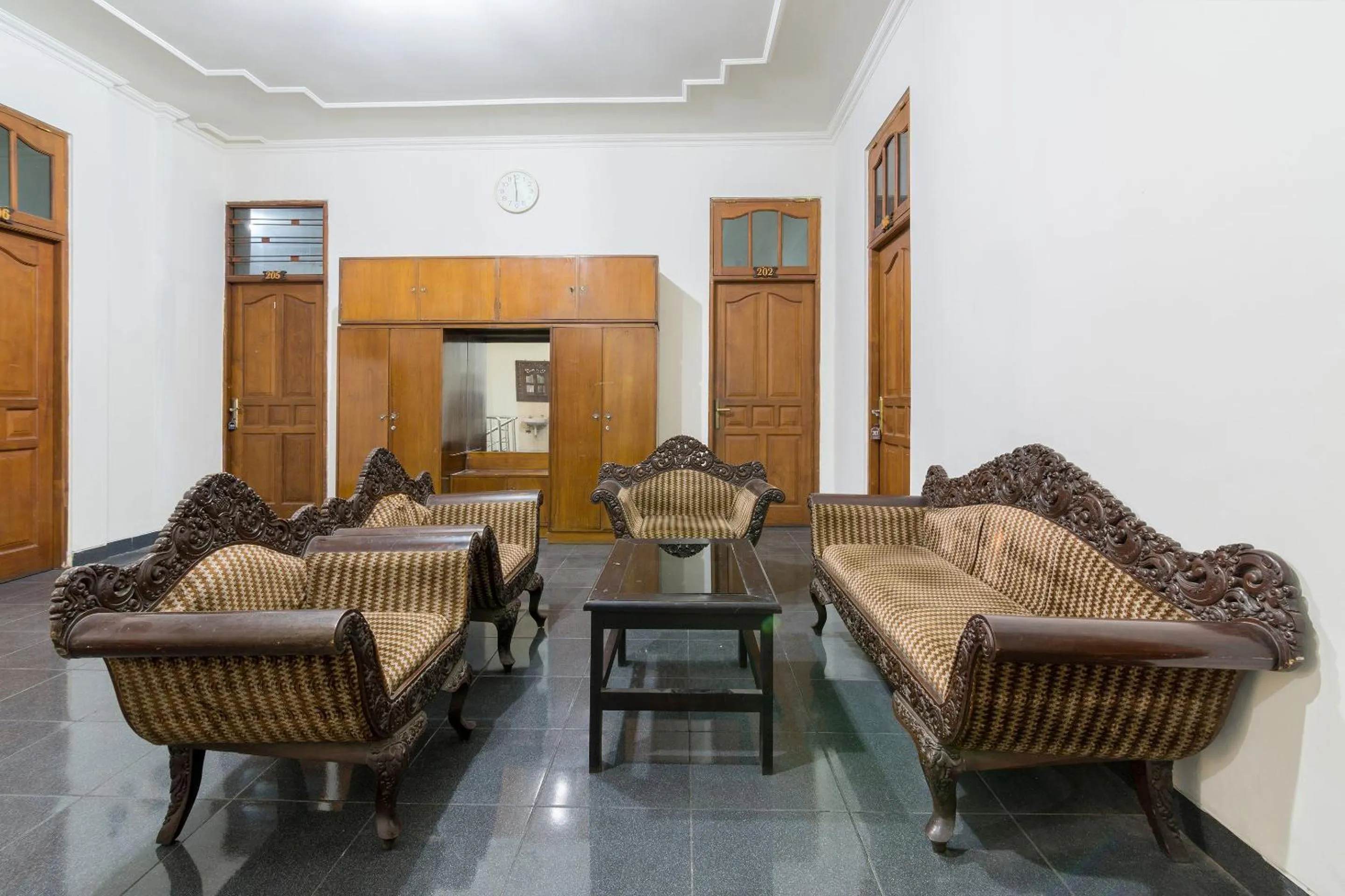 Lobby or reception in RedDoorz near Tugu Yogyakarta