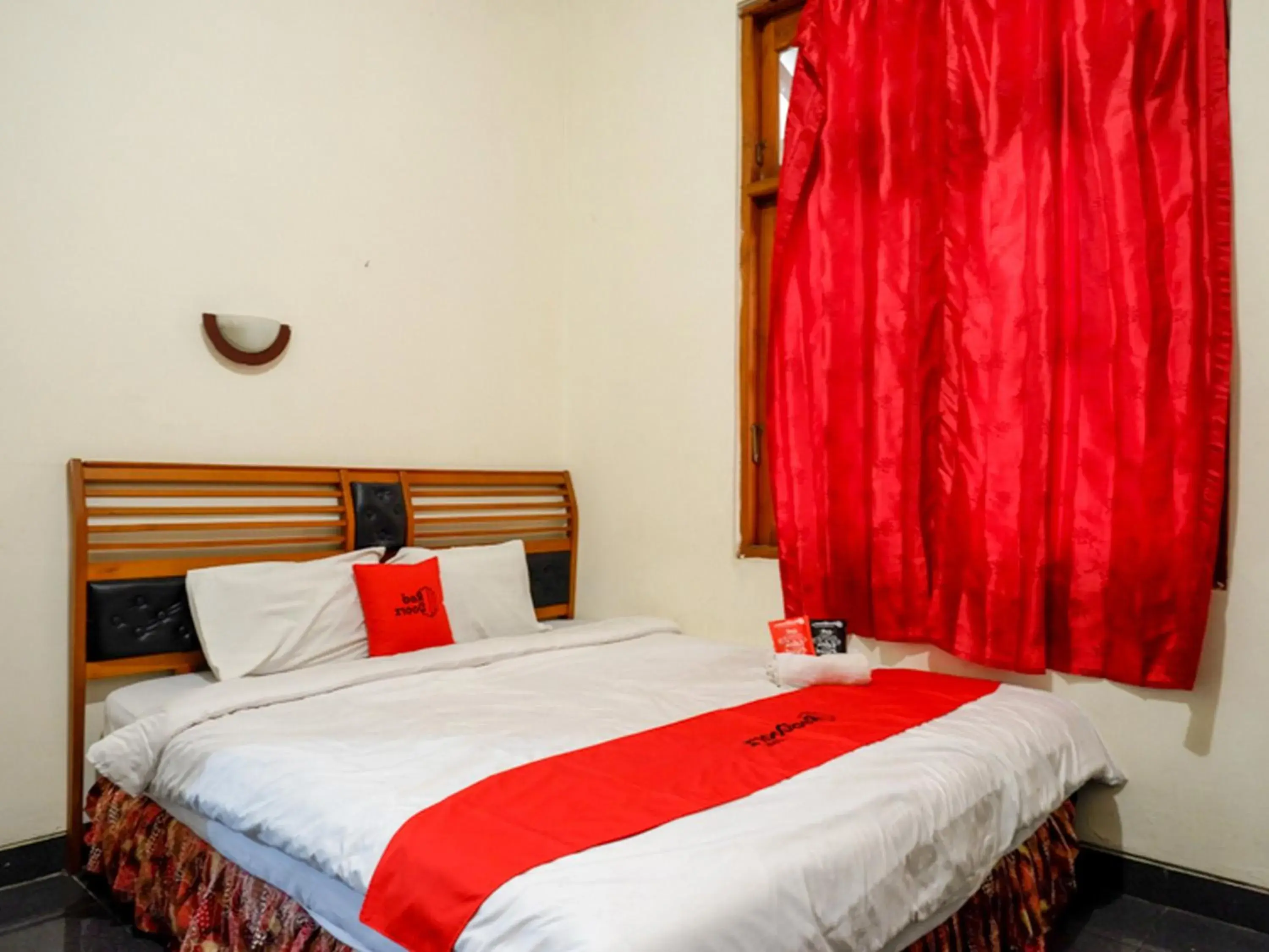 Bed in RedDoorz near Tugu Yogyakarta Bed in RedDoorz near Tugu Yogyakarta