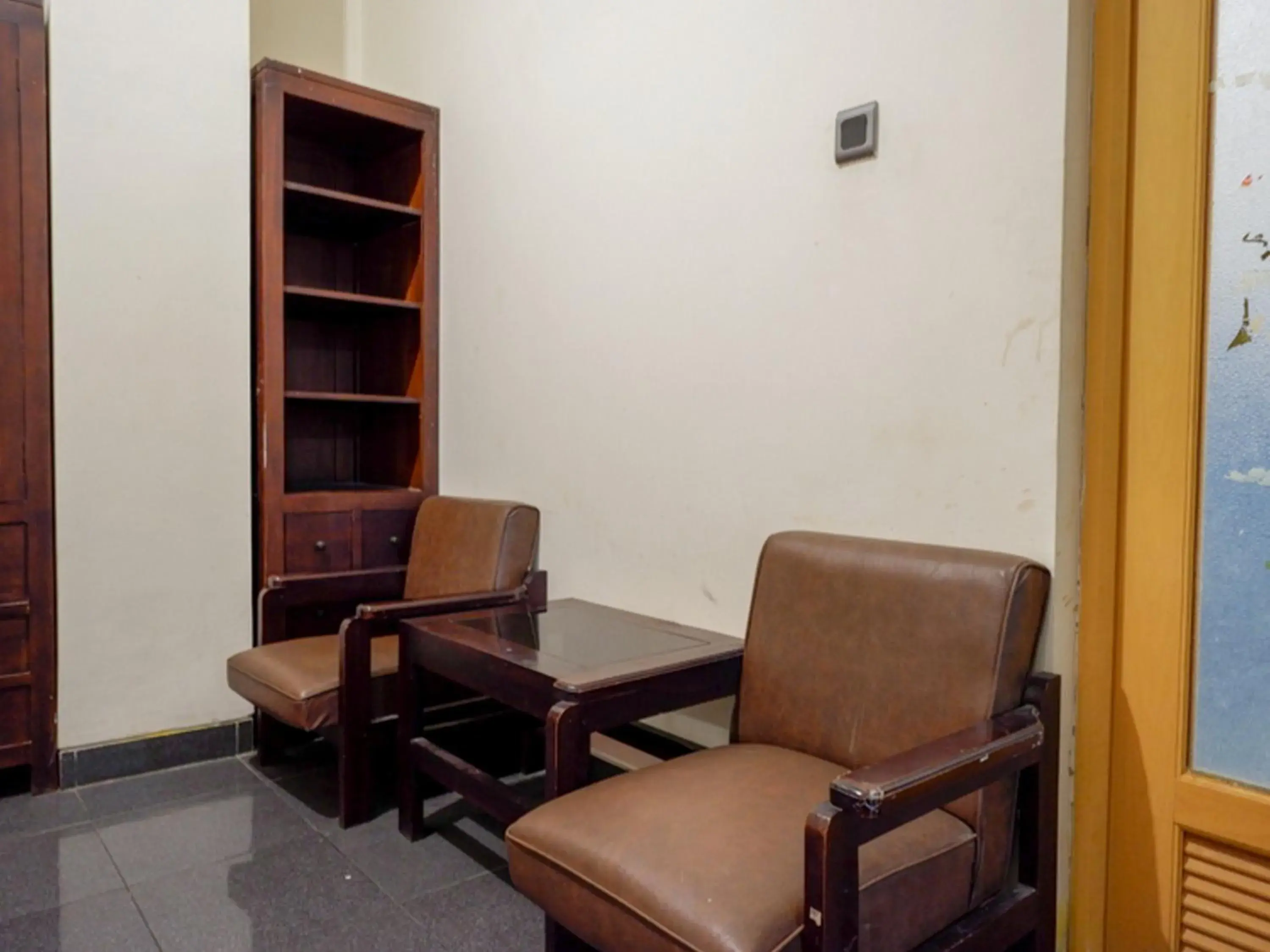 Facade/entrance in RedDoorz near Tugu Yogyakarta Facade/entrance in RedDoorz near Tugu Yogyakarta