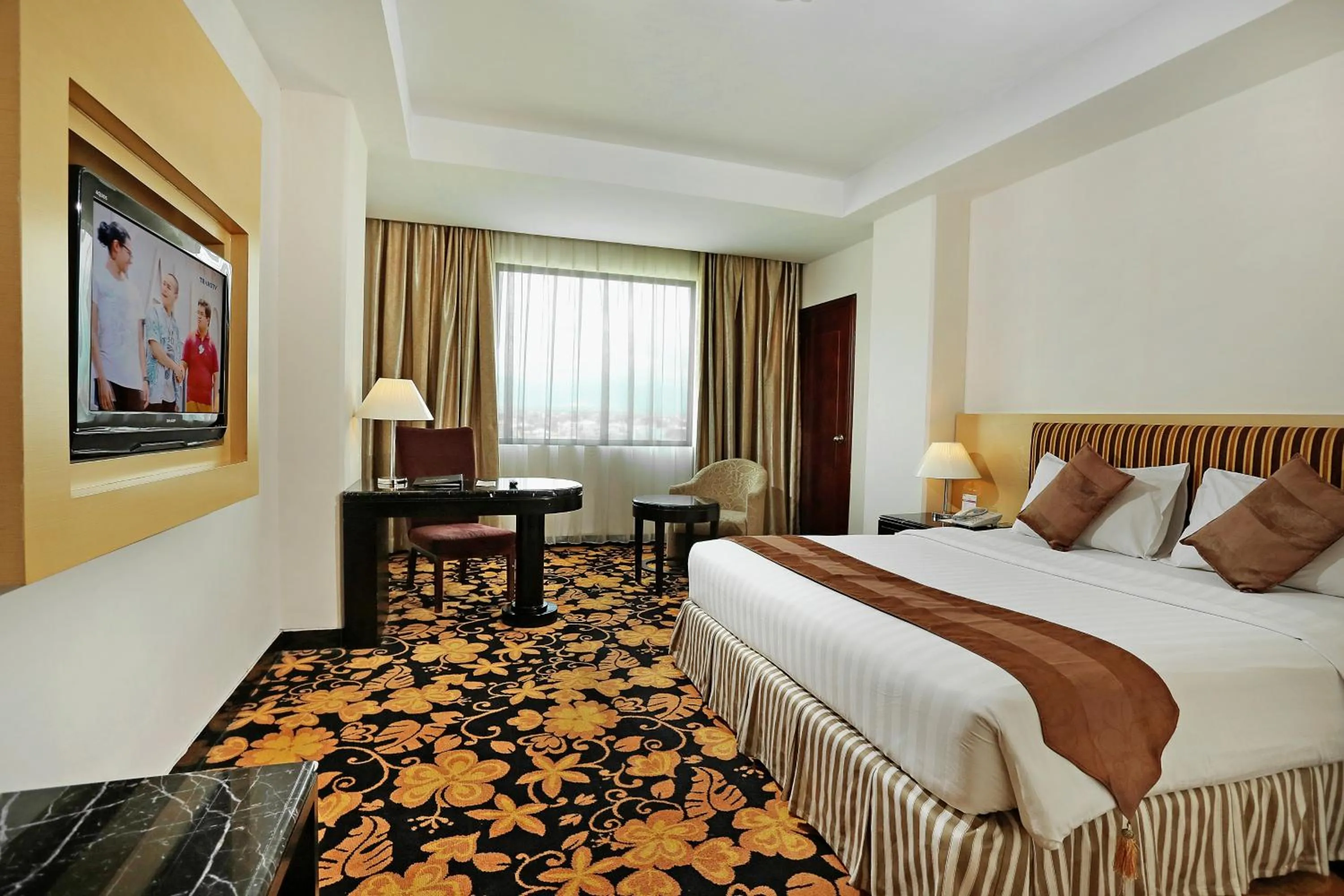 Bed in Rocky Plaza Hotel Padang