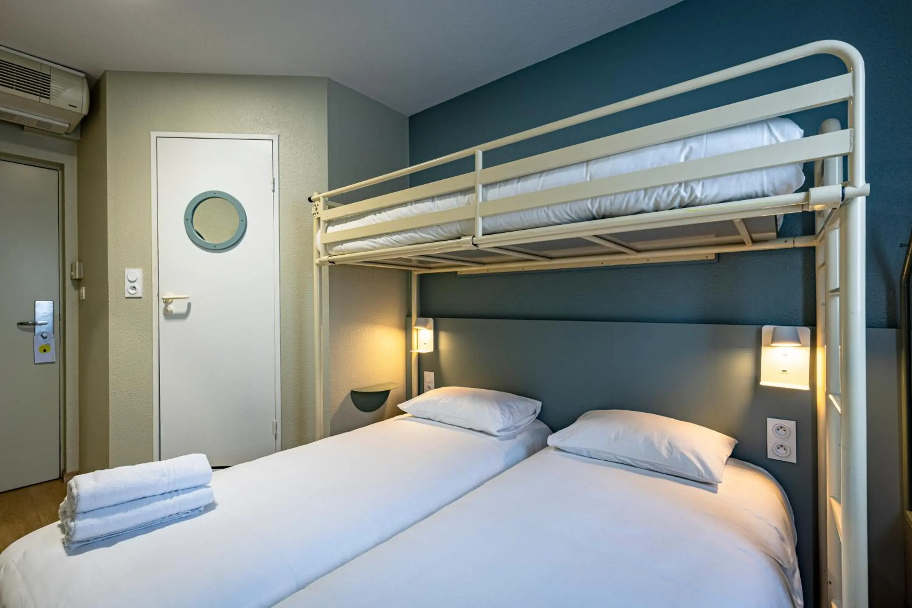 Triple Room in Vini Hotel Triple Room in Vini Hotel