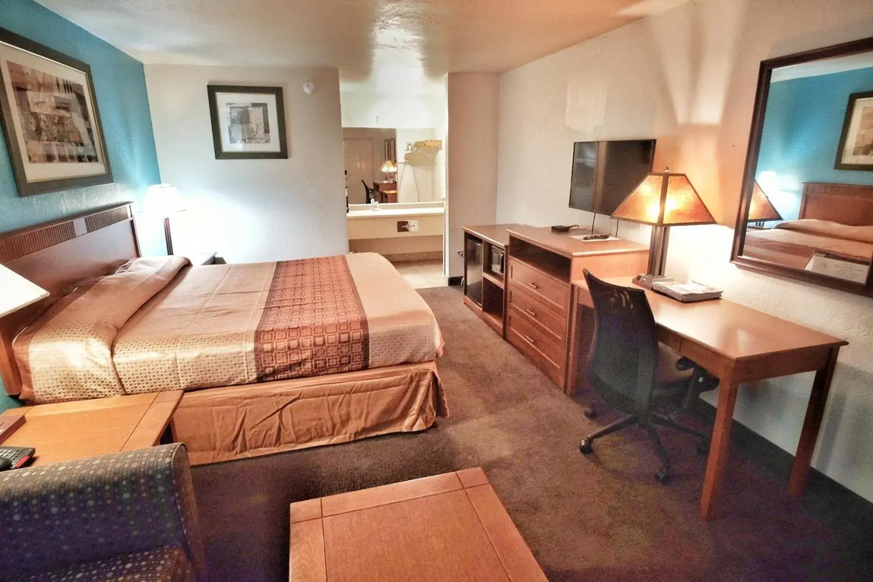 TV and multimedia, Bed in Claridge Inn - St. George TV and multimedia, Bed in Claridge Inn - St. George