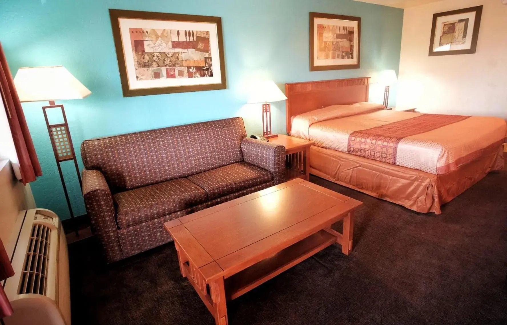 Seating area, Bed in Claridge Inn - St. George Seating area, Bed in Claridge Inn - St. George