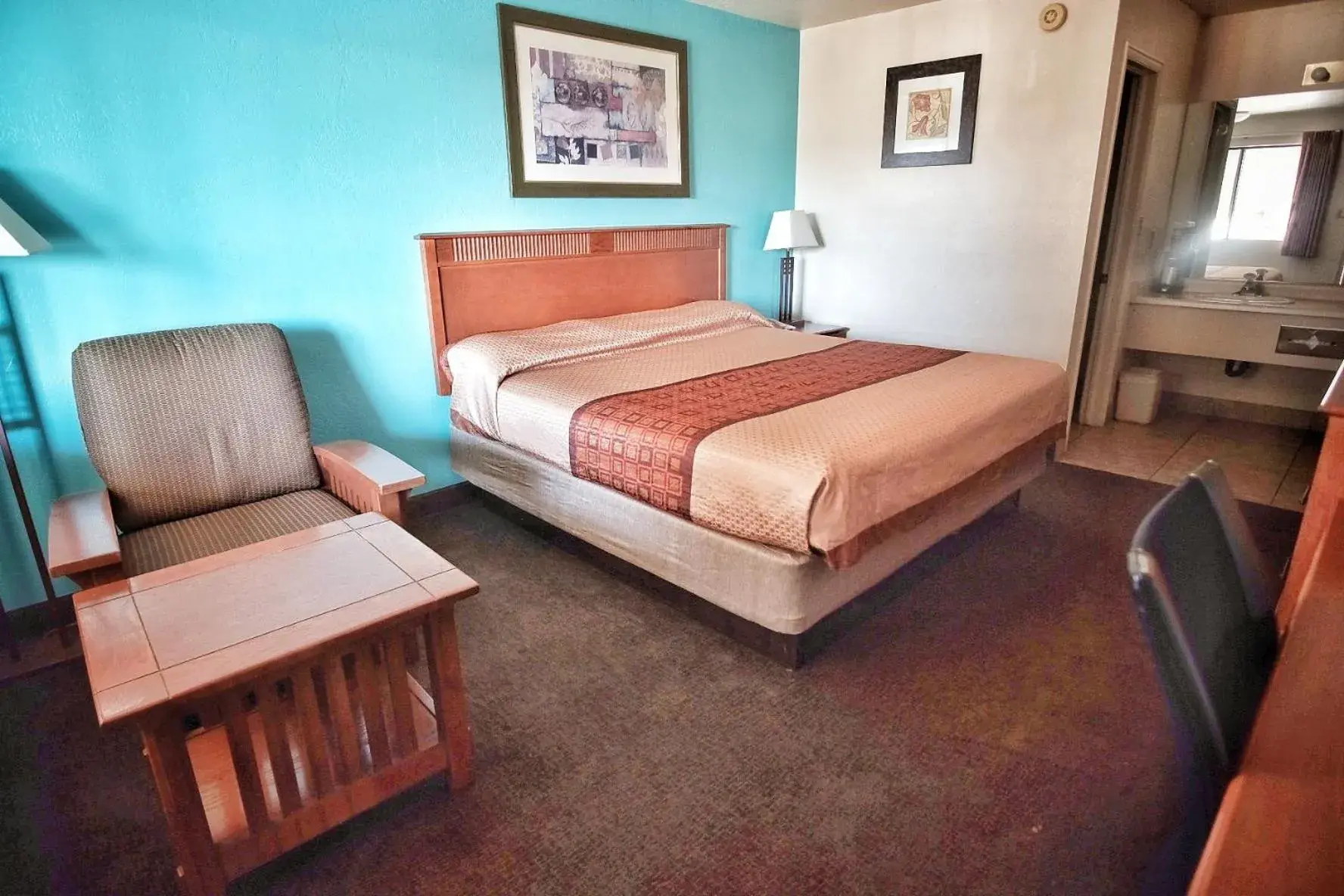 Seating area, Bed in Claridge Inn - St. George Seating area, Bed in Claridge Inn - St. George