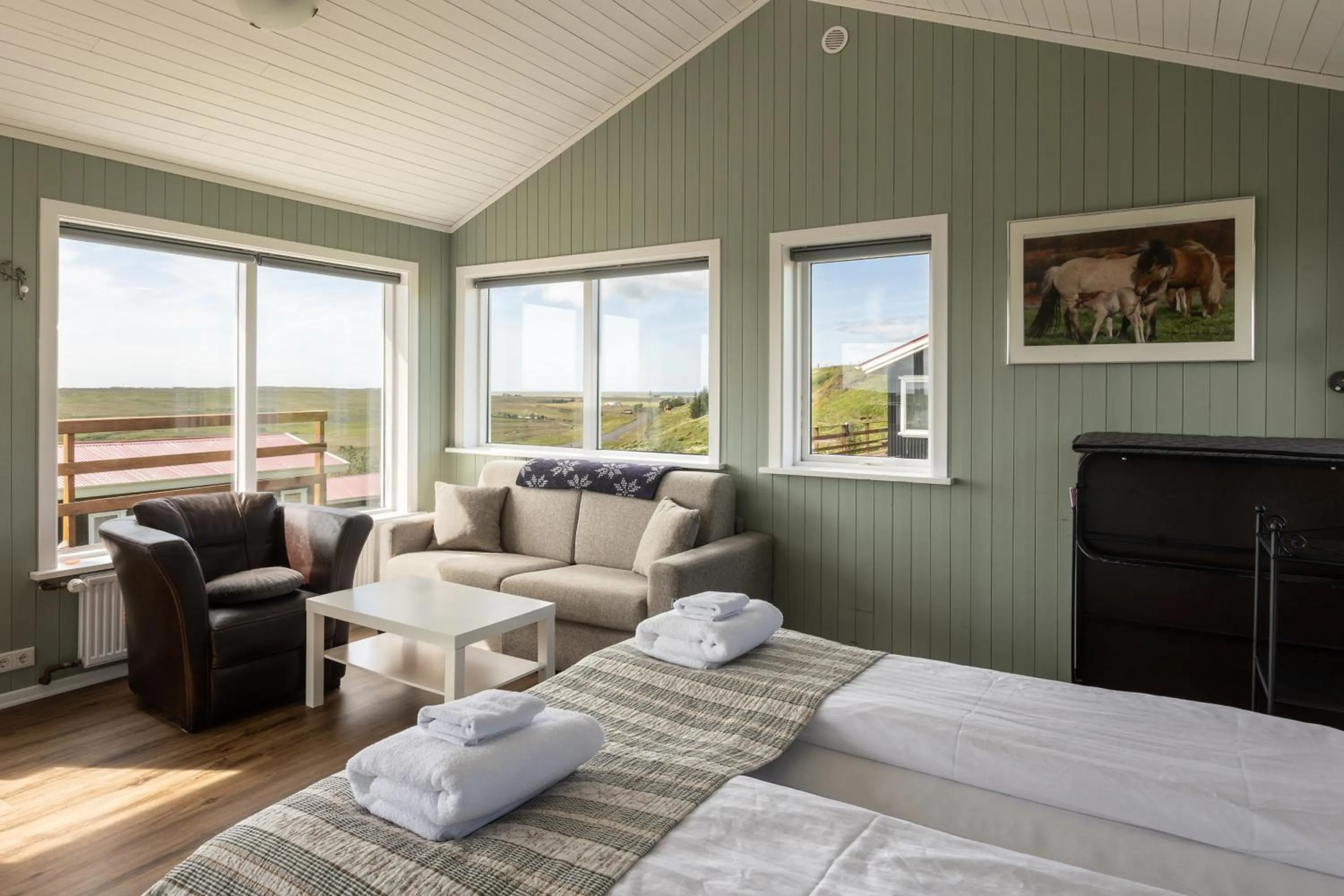 Photo of the whole room in Hestheimar