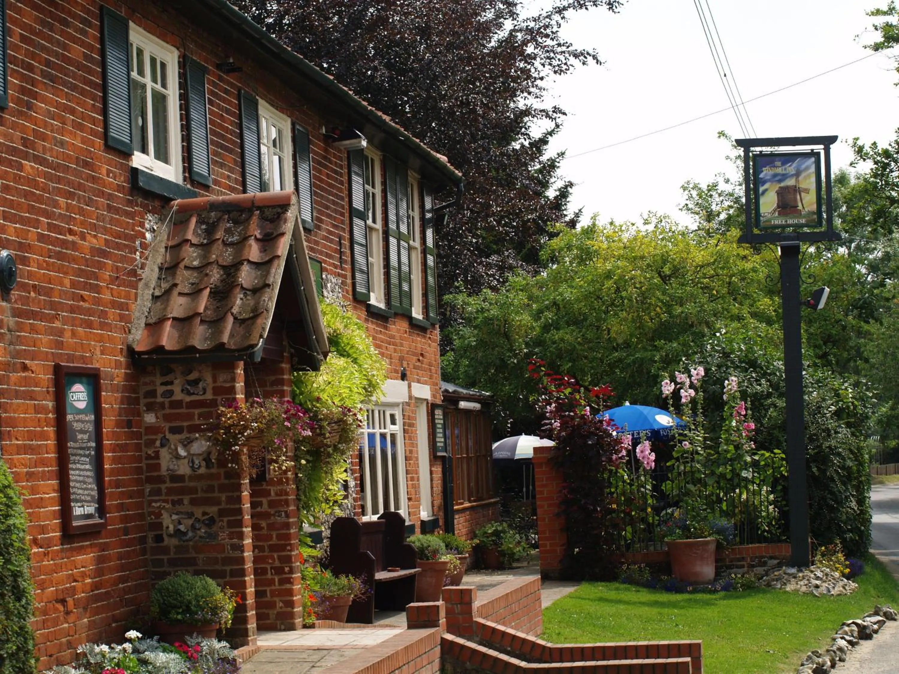 Facade/entrance in The Olde Windmill Inn