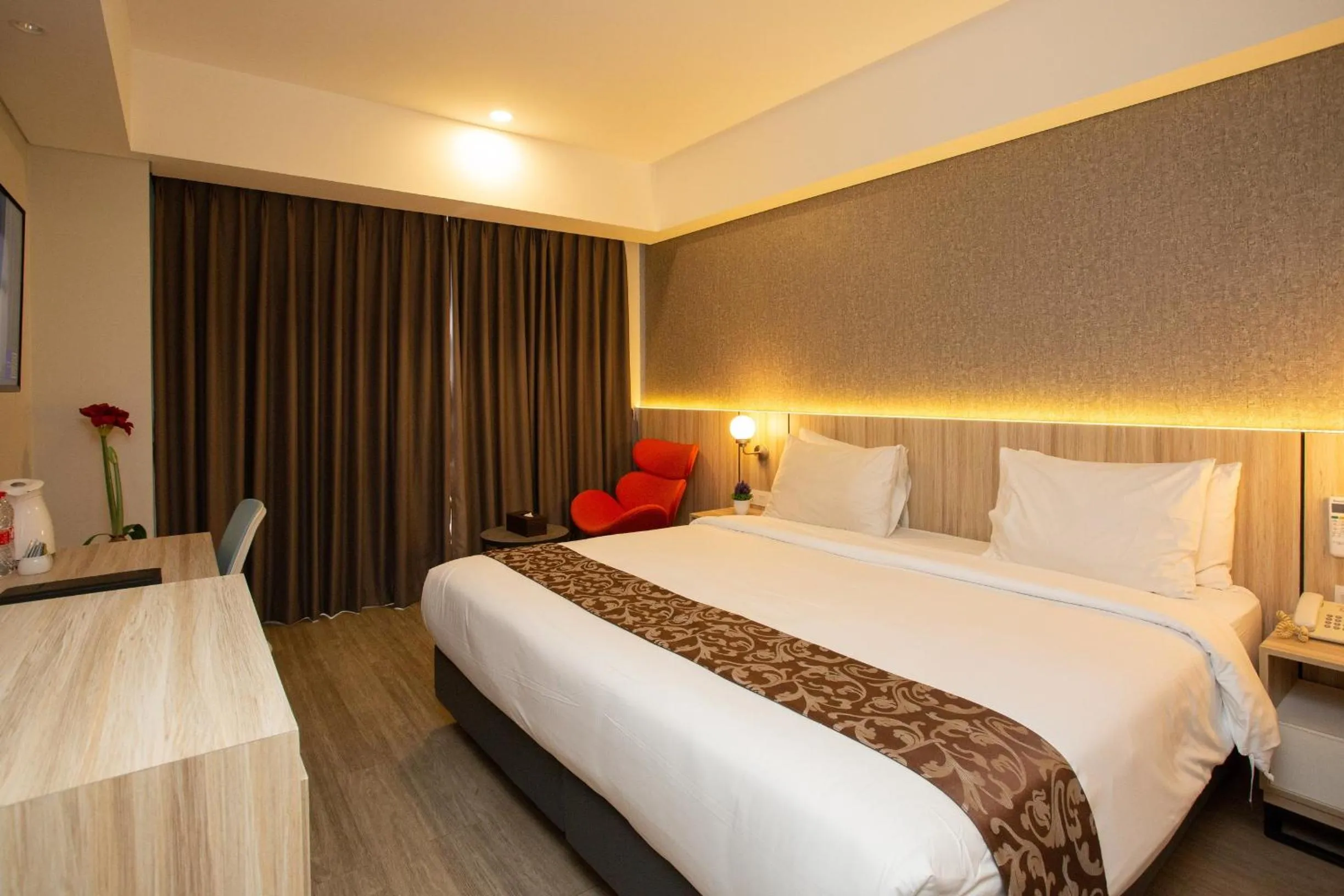 Bedroom, Bed in Avissa Suites