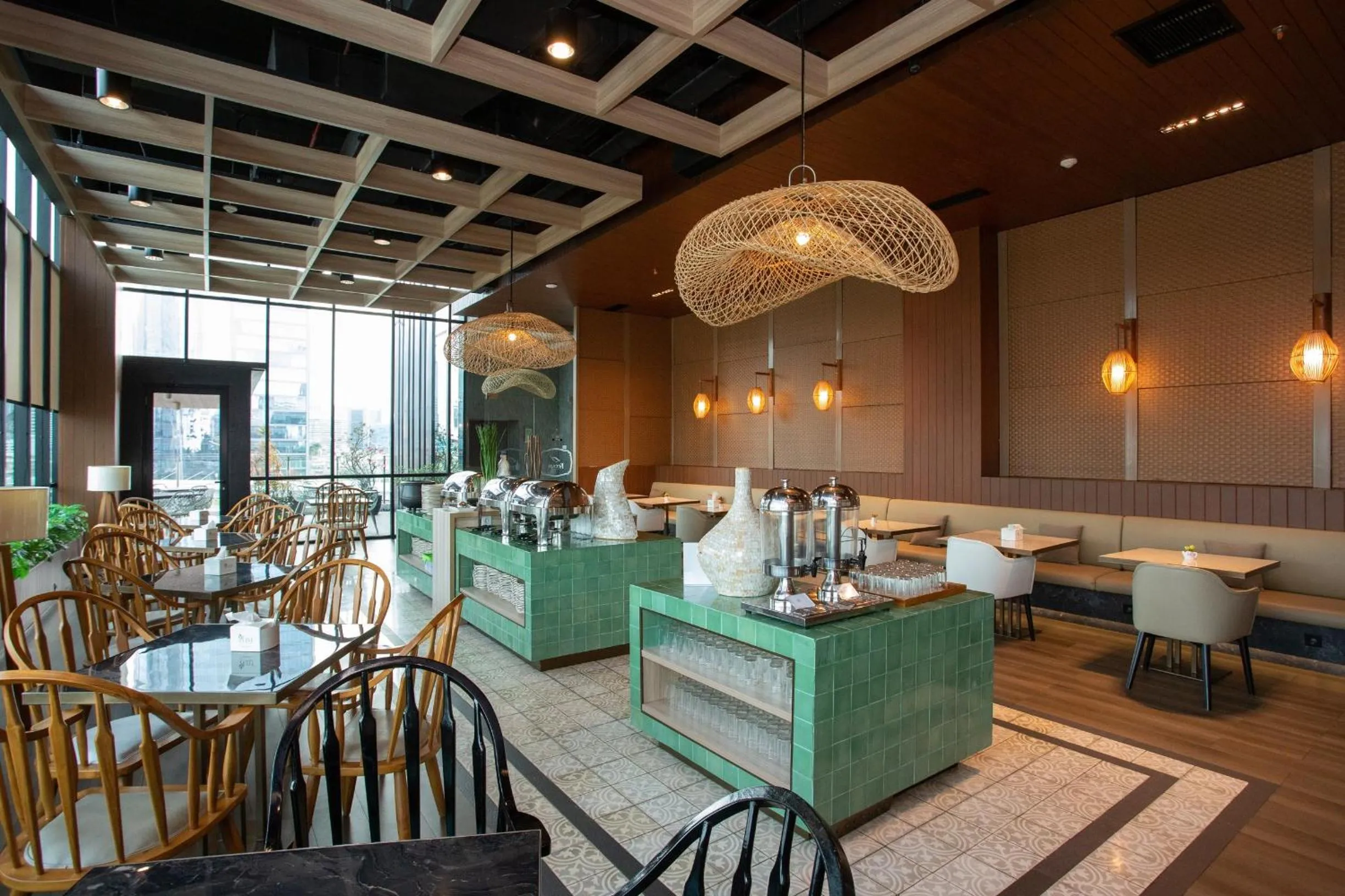 Restaurant/places to eat in Avissa Suites