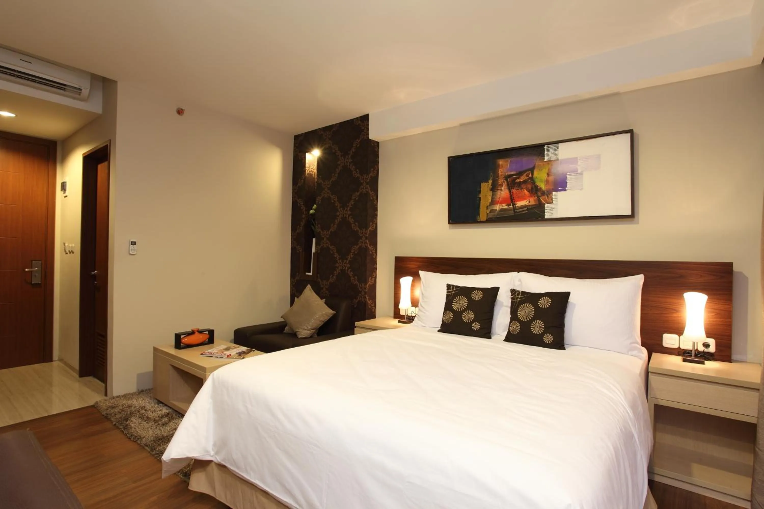 Photo of the whole room, Bed in Avissa Suites