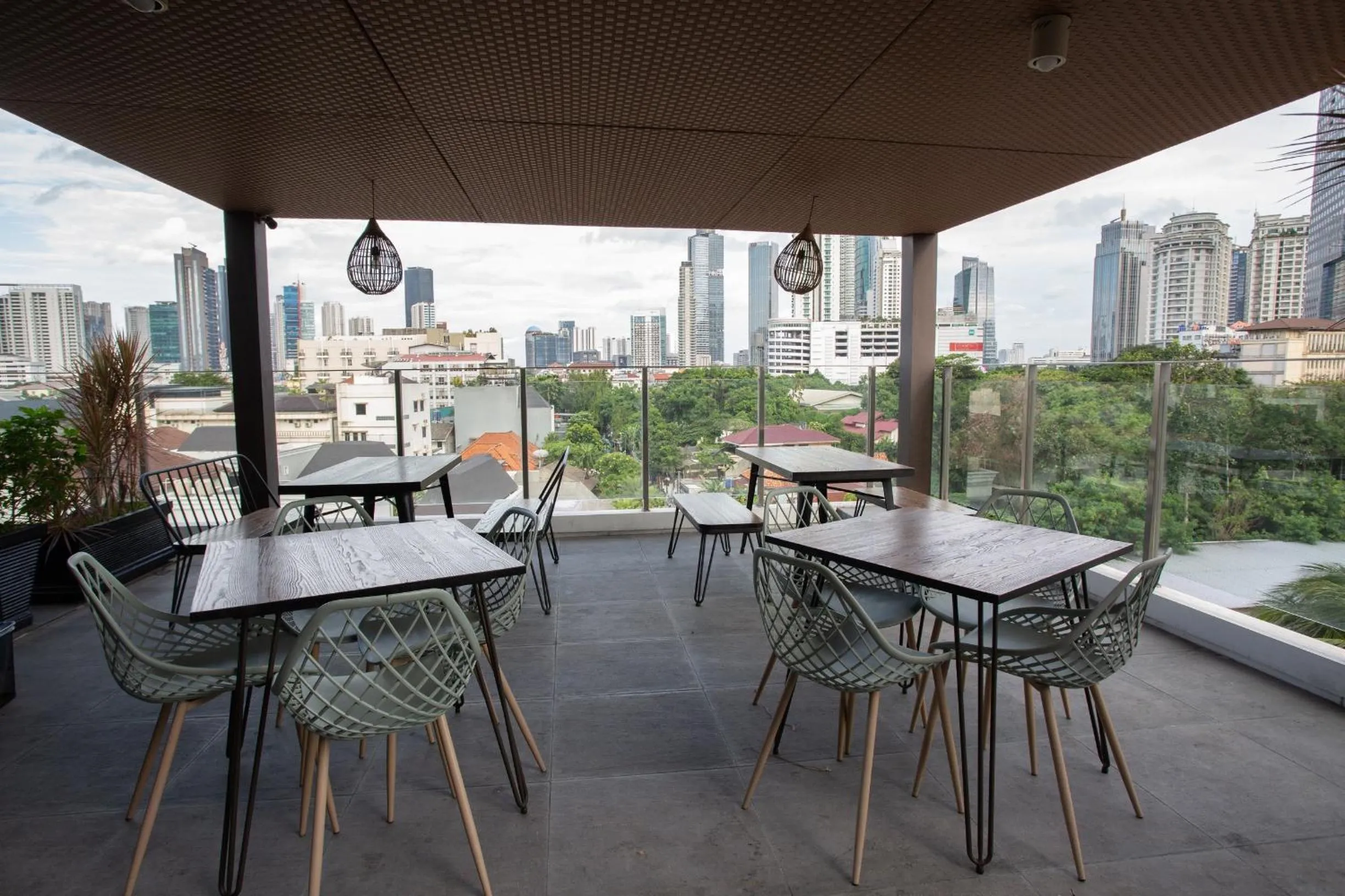 Restaurant/places to eat in Avissa Suites