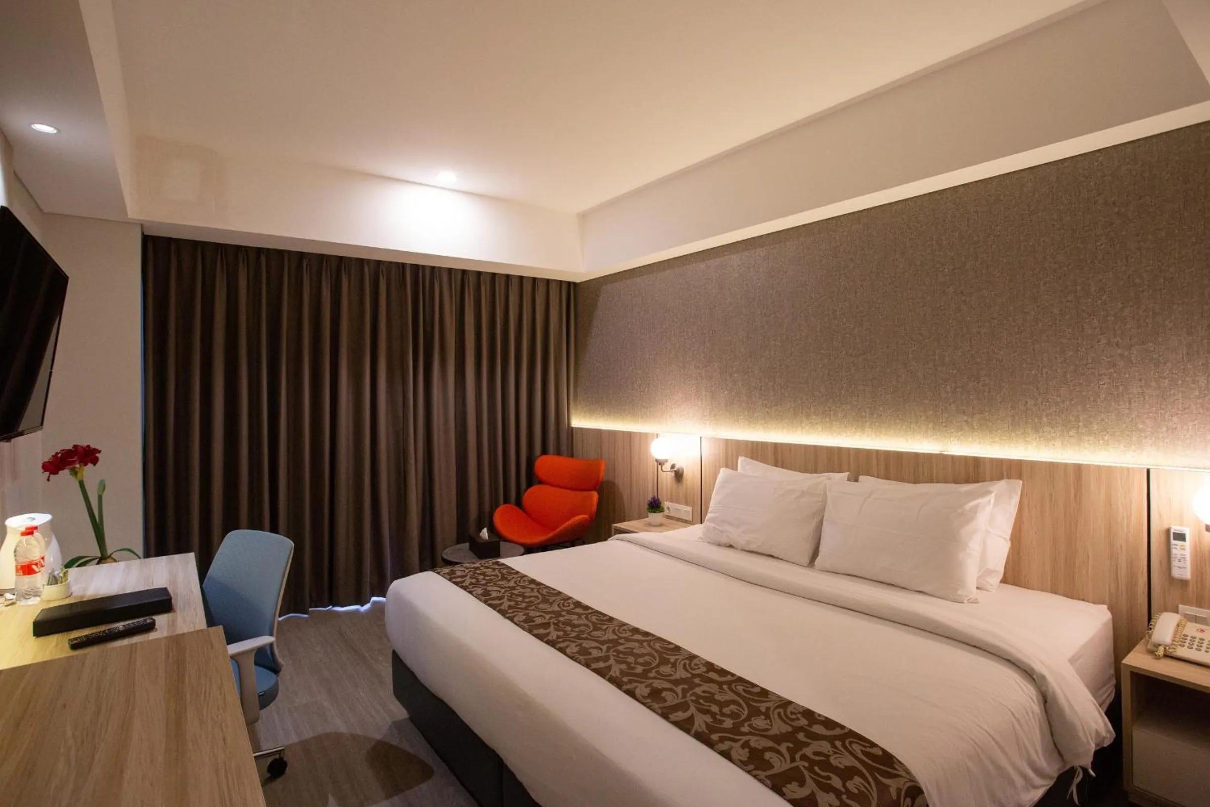 Bedroom, Bed in Avissa Suites