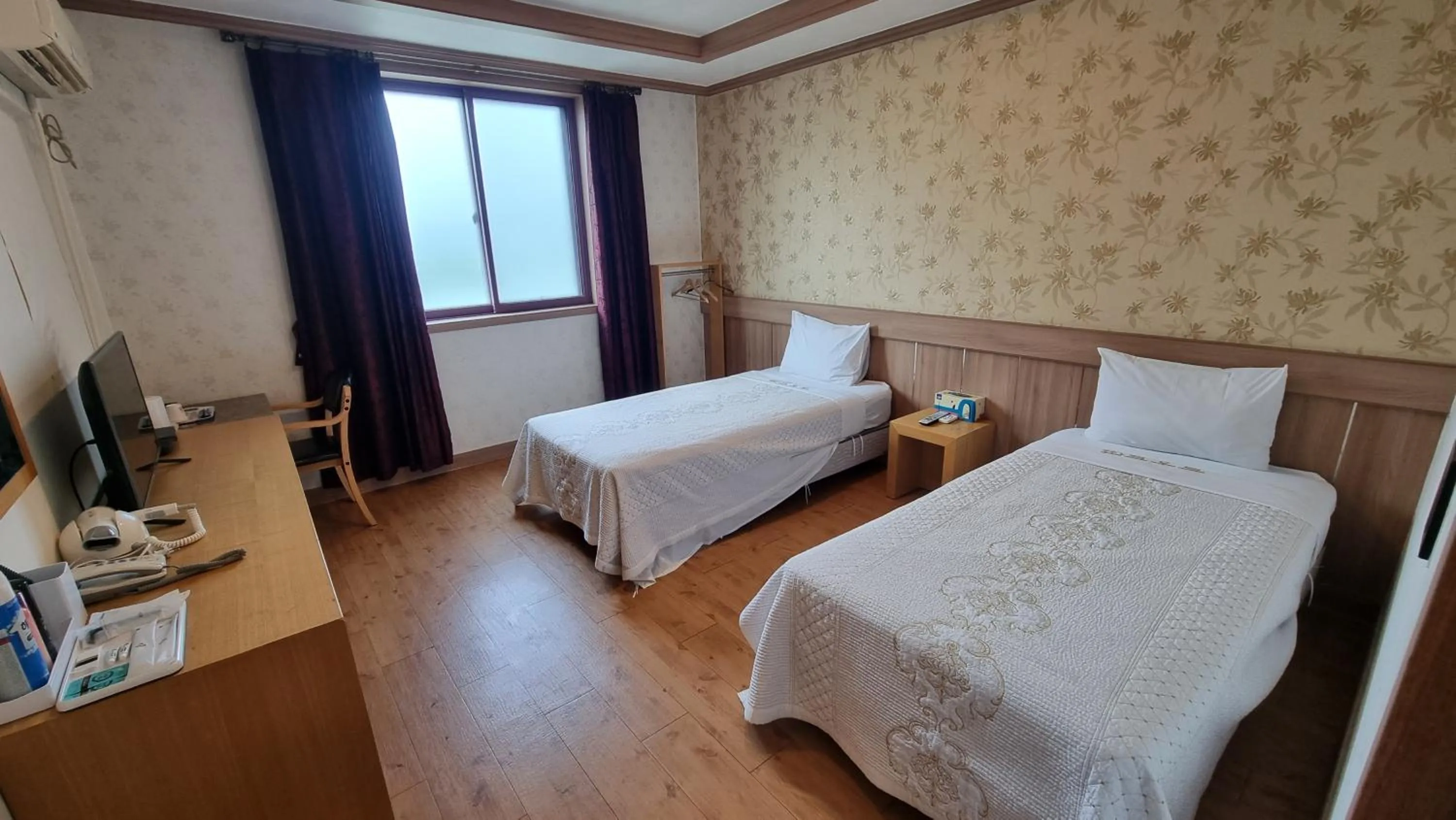 Bed in Hotel Parkwood Incheon Airport