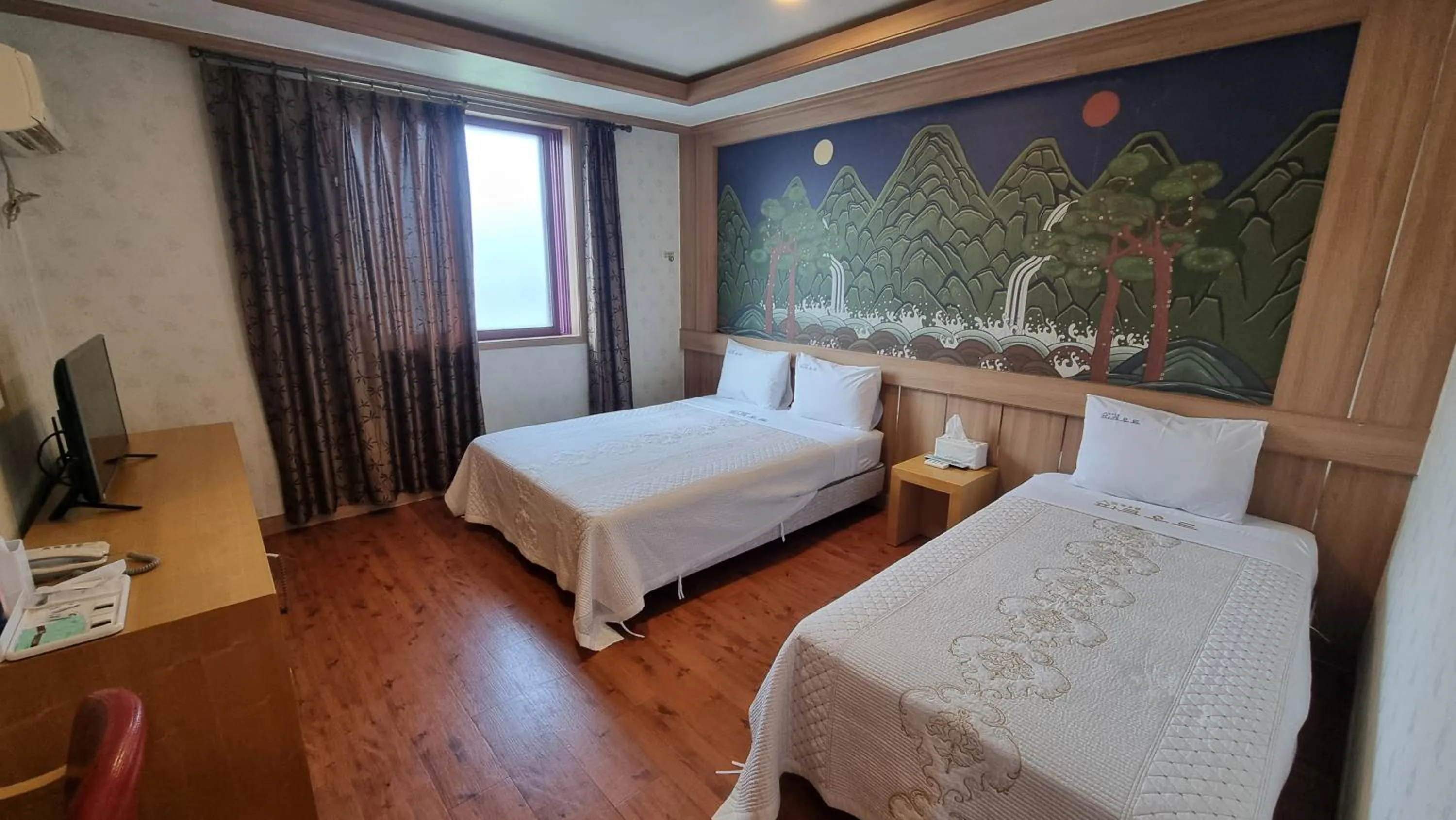 Bed in Hotel Parkwood Incheon Airport