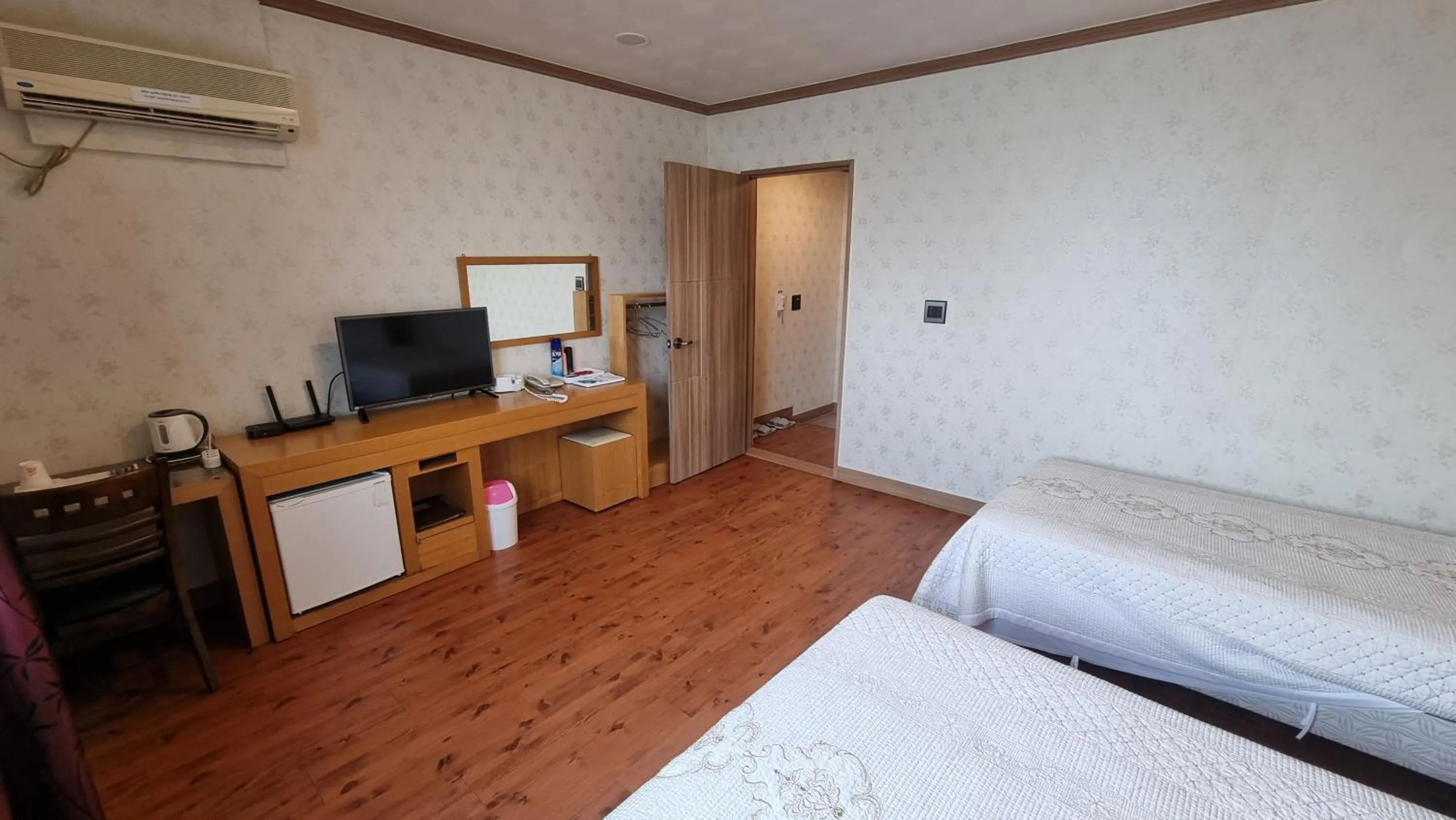 Photo of the whole room, Bed in Hotel Parkwood Incheon Airport