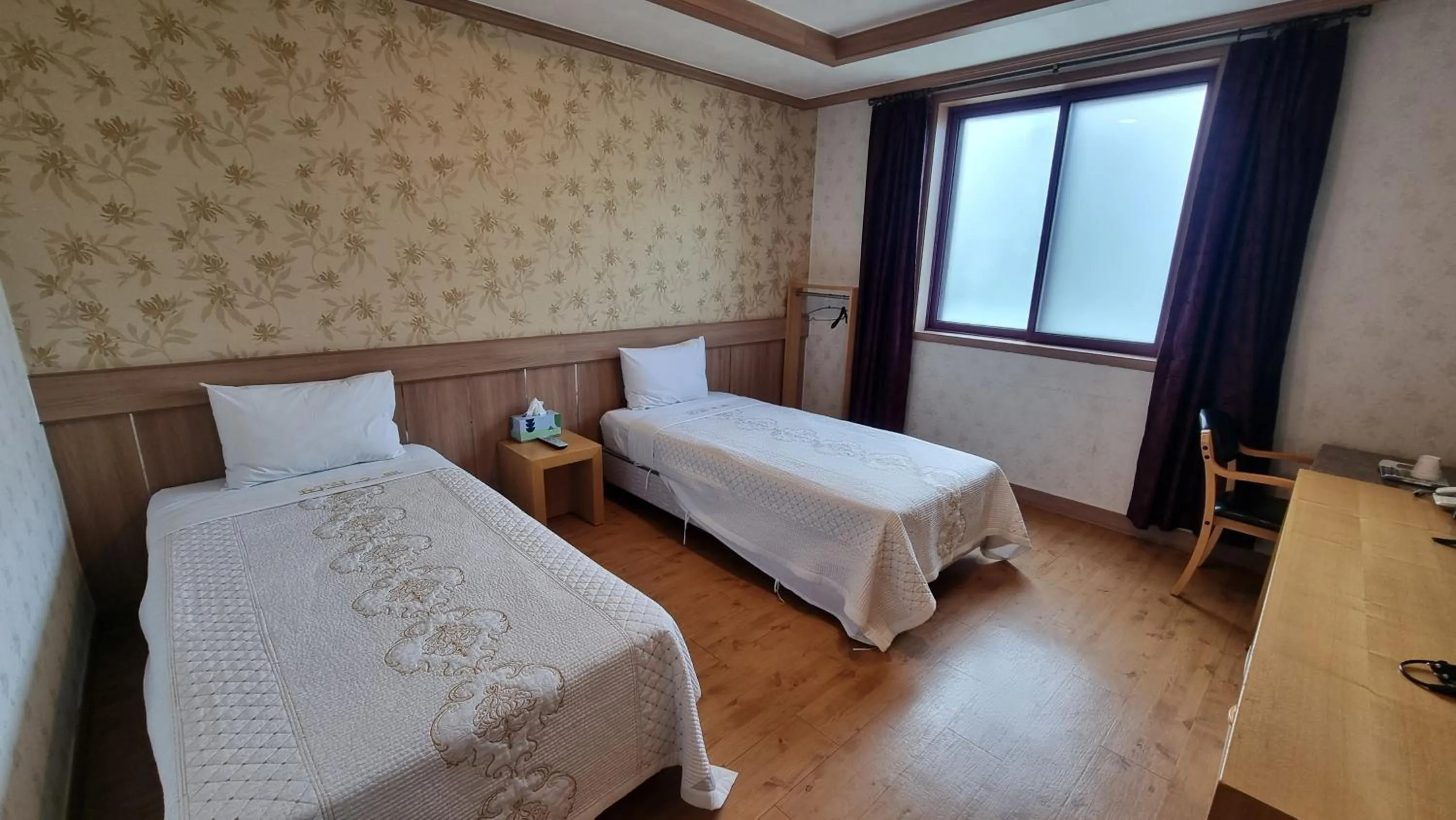 Bed in Hotel Parkwood Incheon Airport