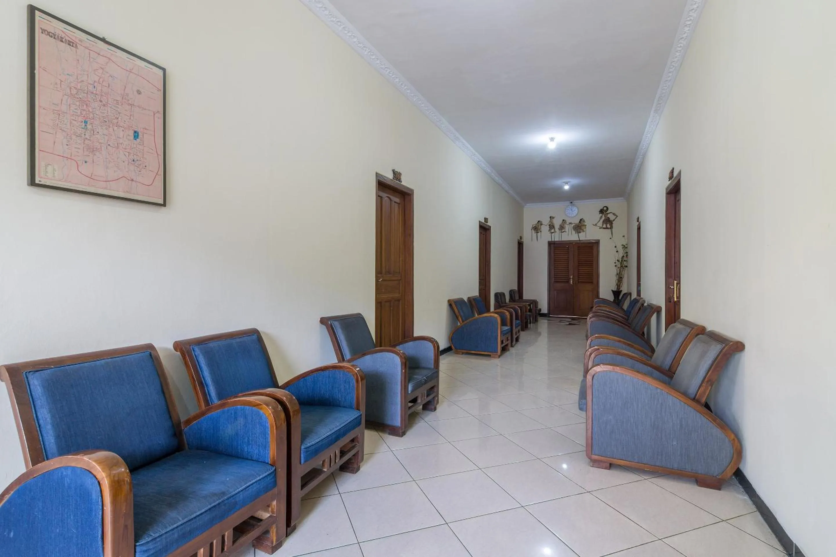 Lobby or reception in RedDoorz At Hotel Sartika Yogyakarta