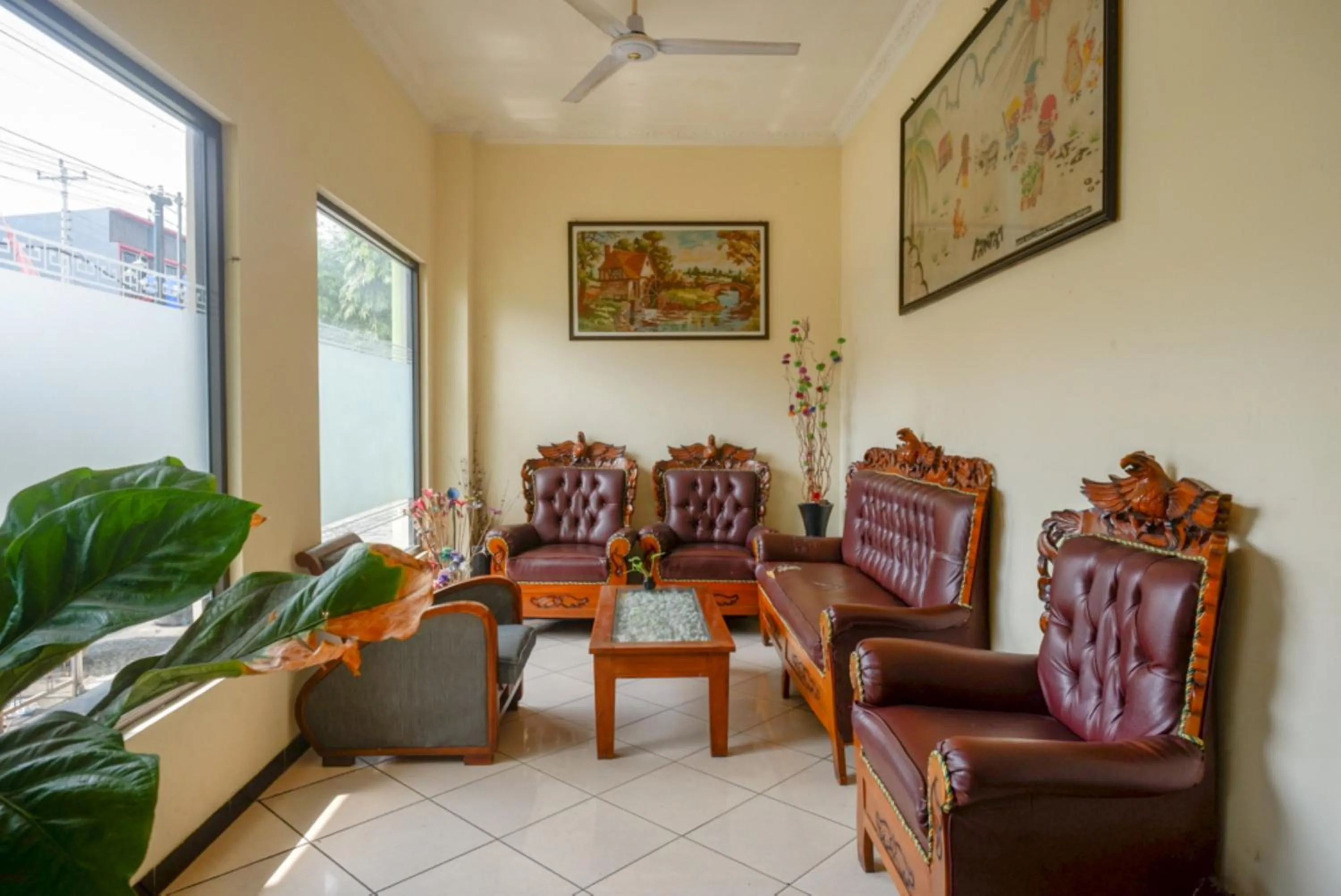 Living room in RedDoorz At Hotel Sartika Yogyakarta