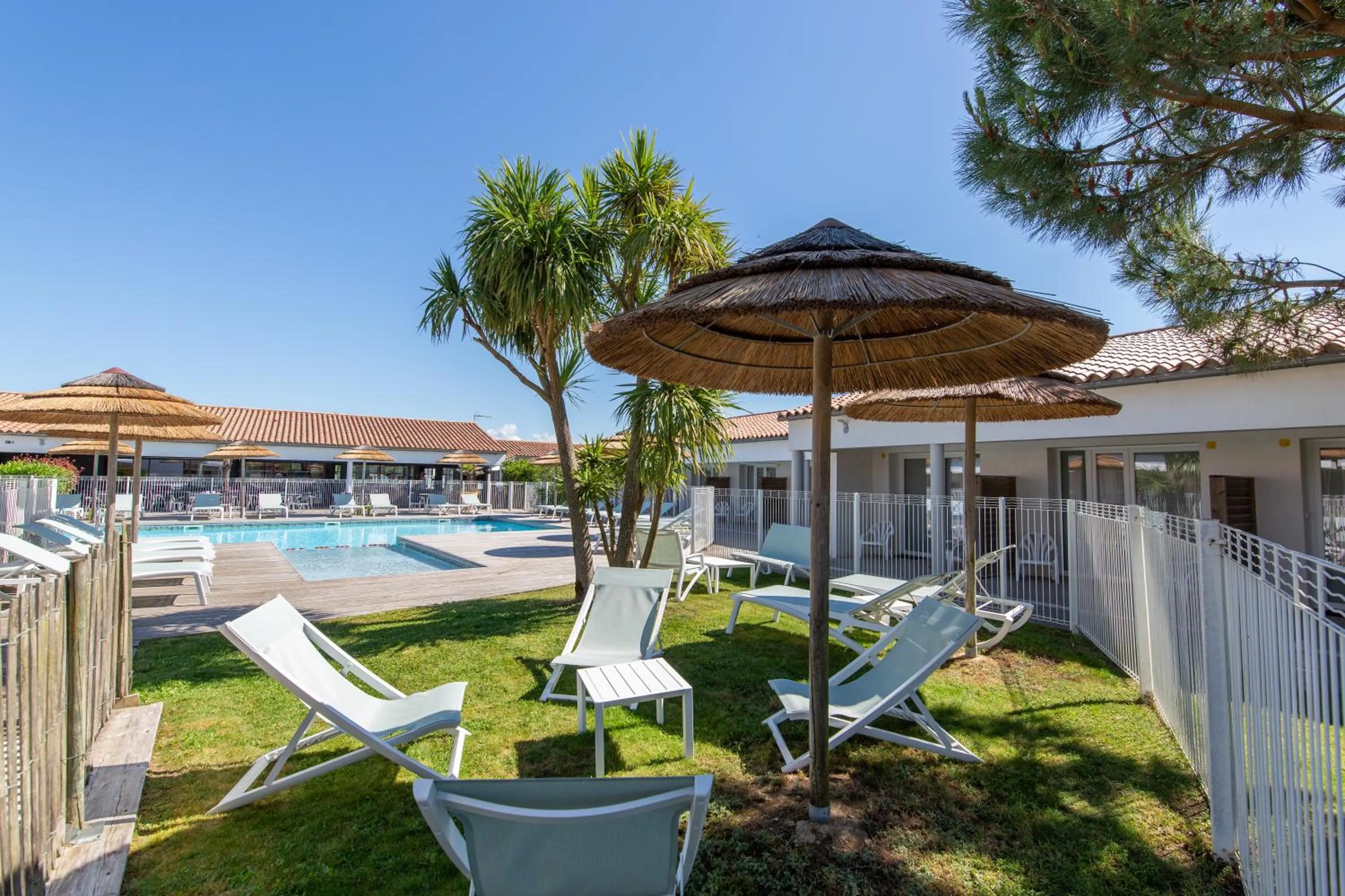 Garden in Hôtel de Ré, "The Originals Résidence"