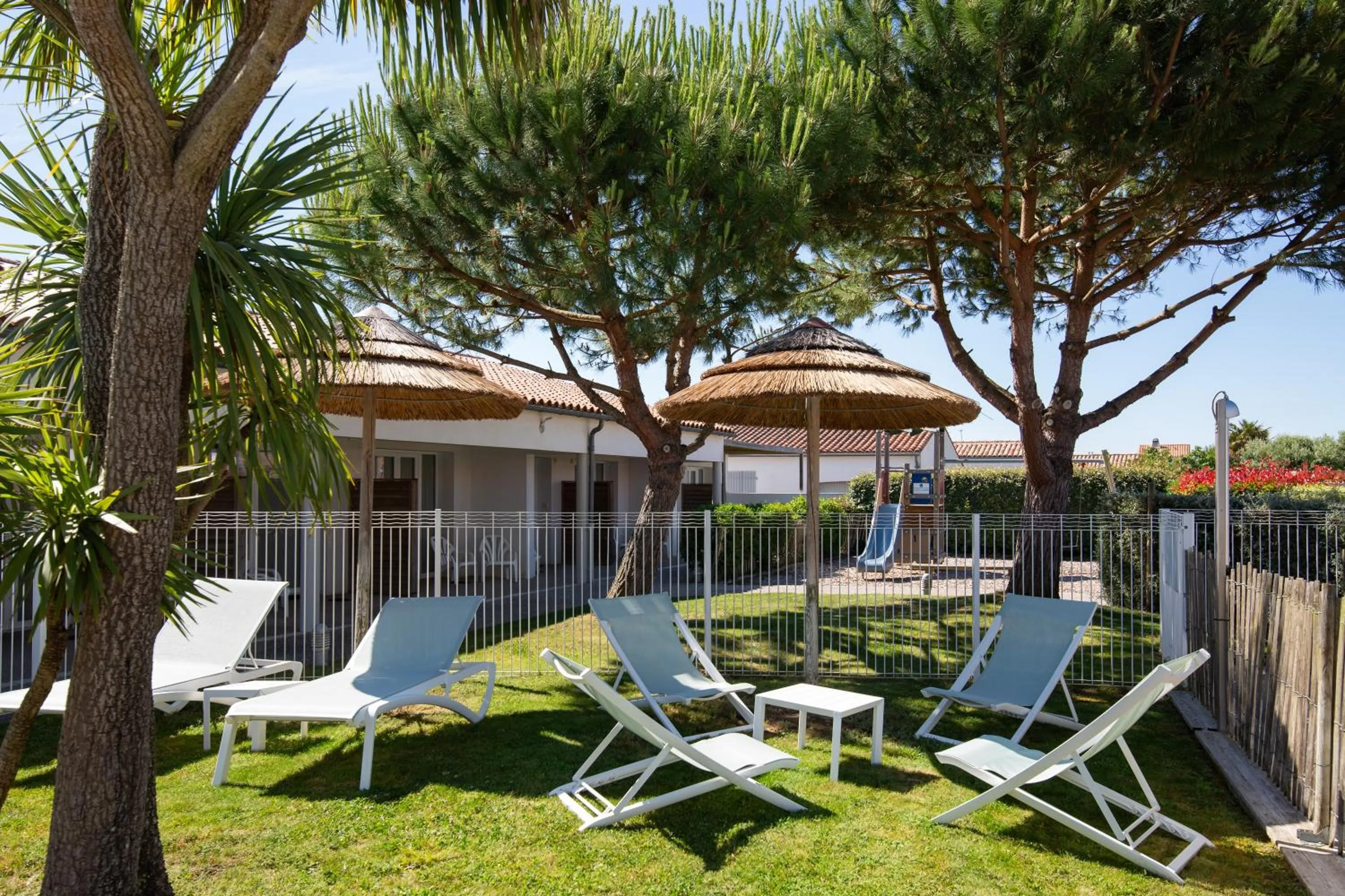 Garden in Hôtel de Ré, "The Originals Résidence"