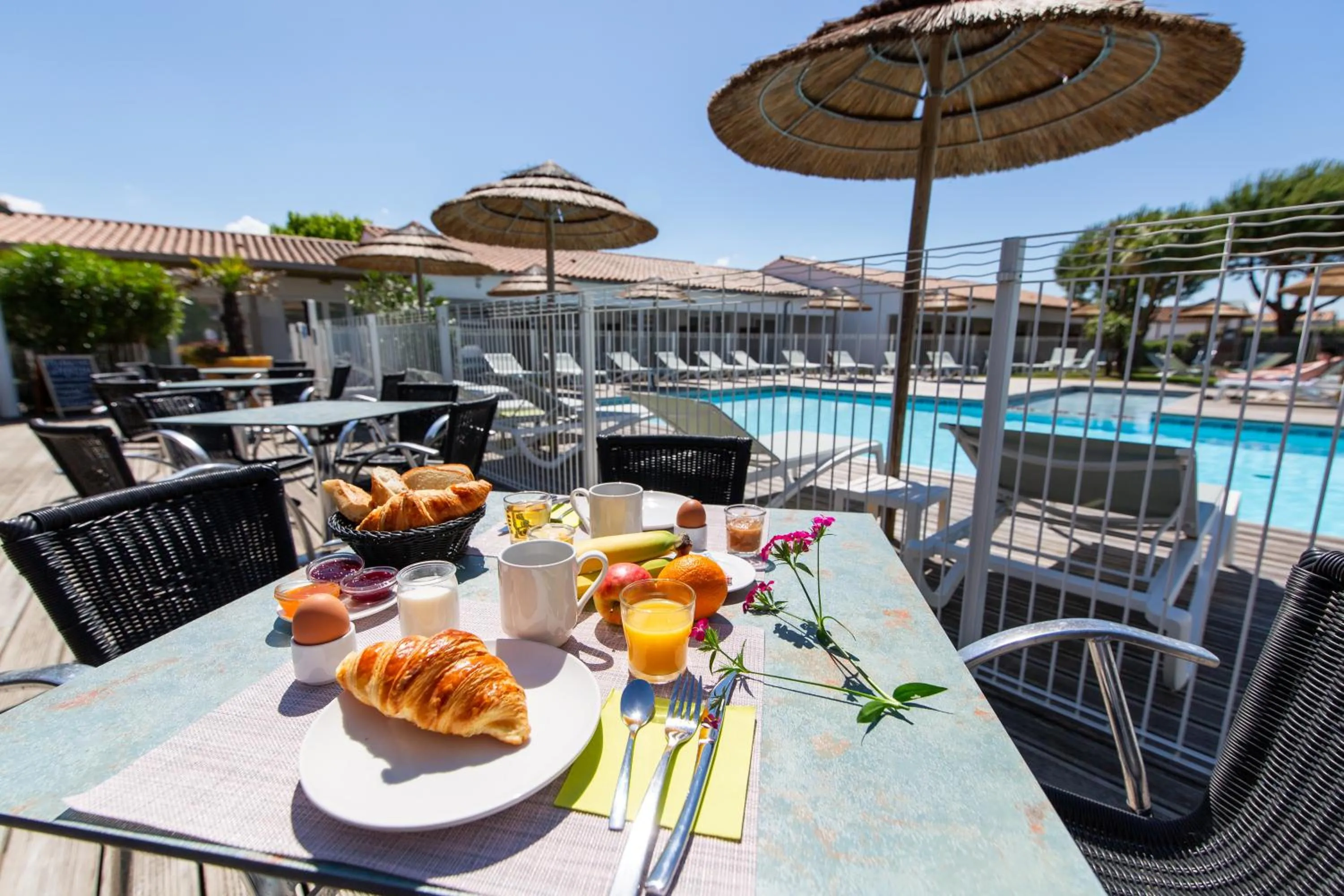 Breakfast in Hôtel de Ré, "The Originals Résidence"