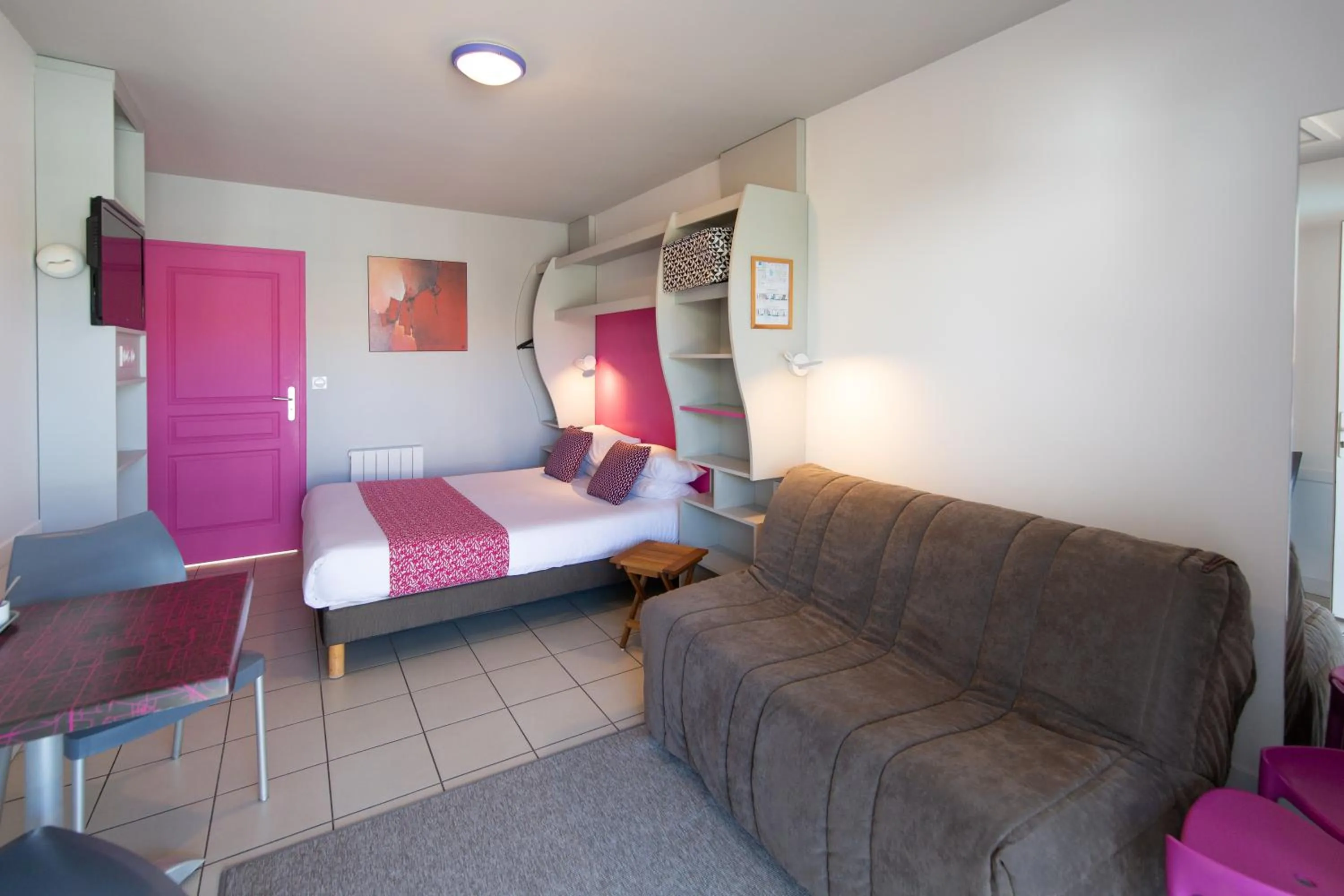 Photo of the whole room in Hôtel de Ré, "The Originals Résidence"