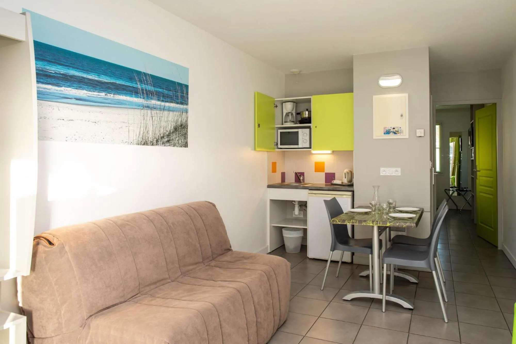 Kitchen or kitchenette in Hôtel de Ré, "The Originals Résidence"