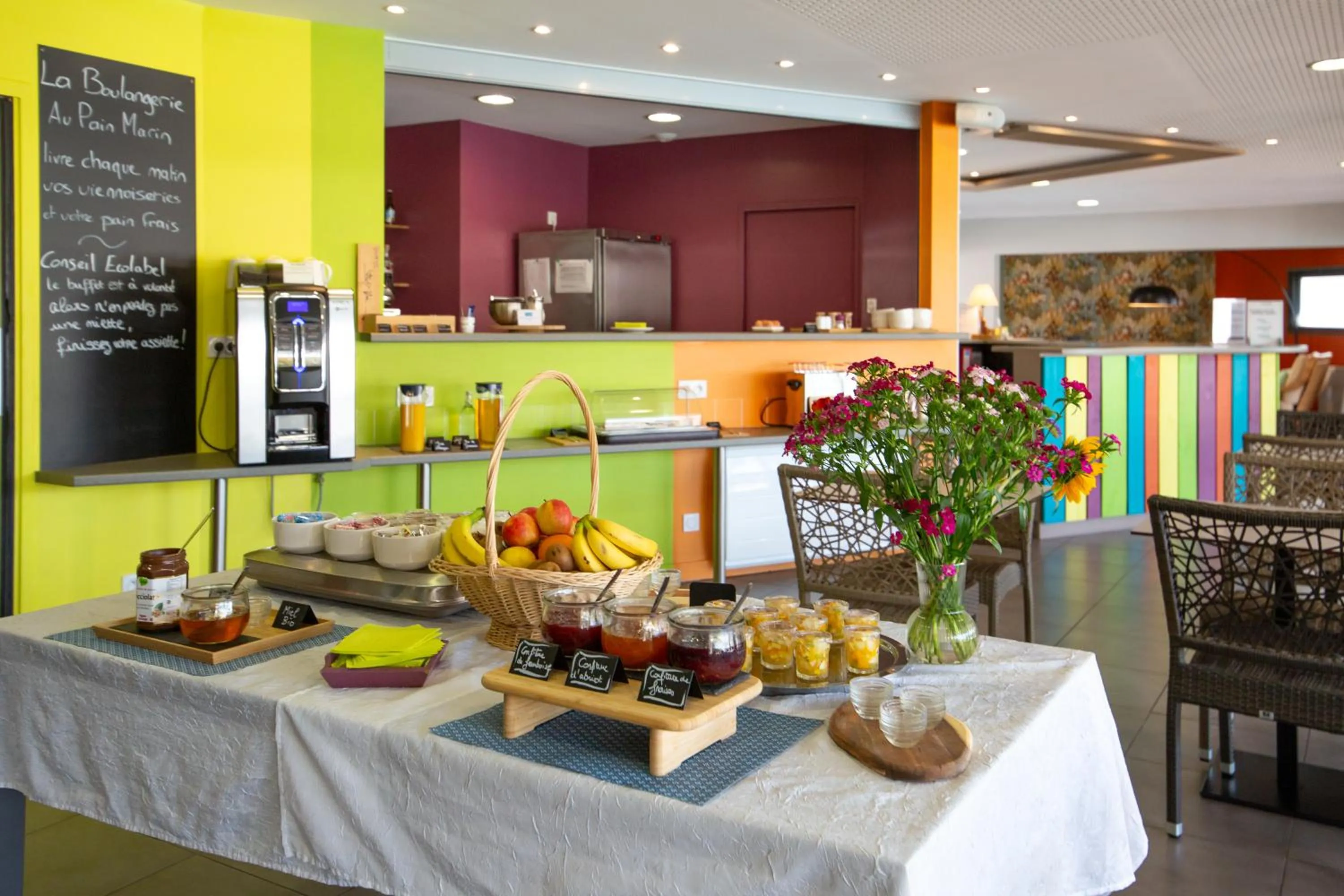 Breakfast in Hôtel de Ré, "The Originals Résidence"