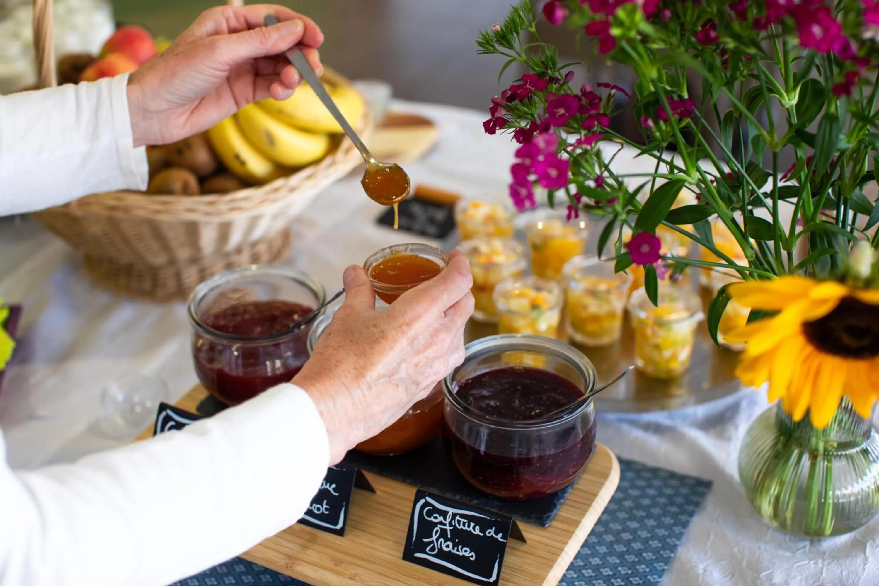 Breakfast in Hôtel de Ré, "The Originals Résidence"
